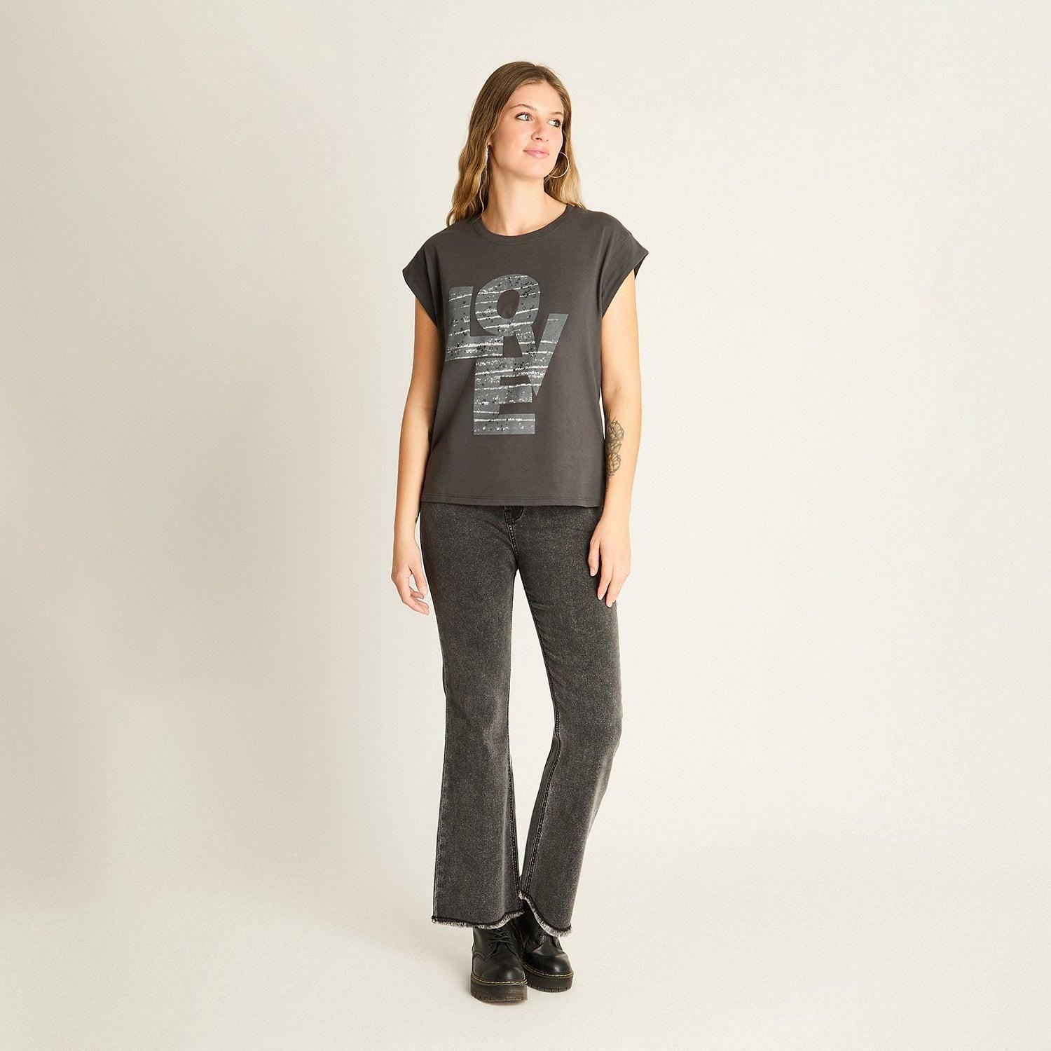 Polera Gris Oscuro Manga Corta Estampado LOVE con Brillos-3