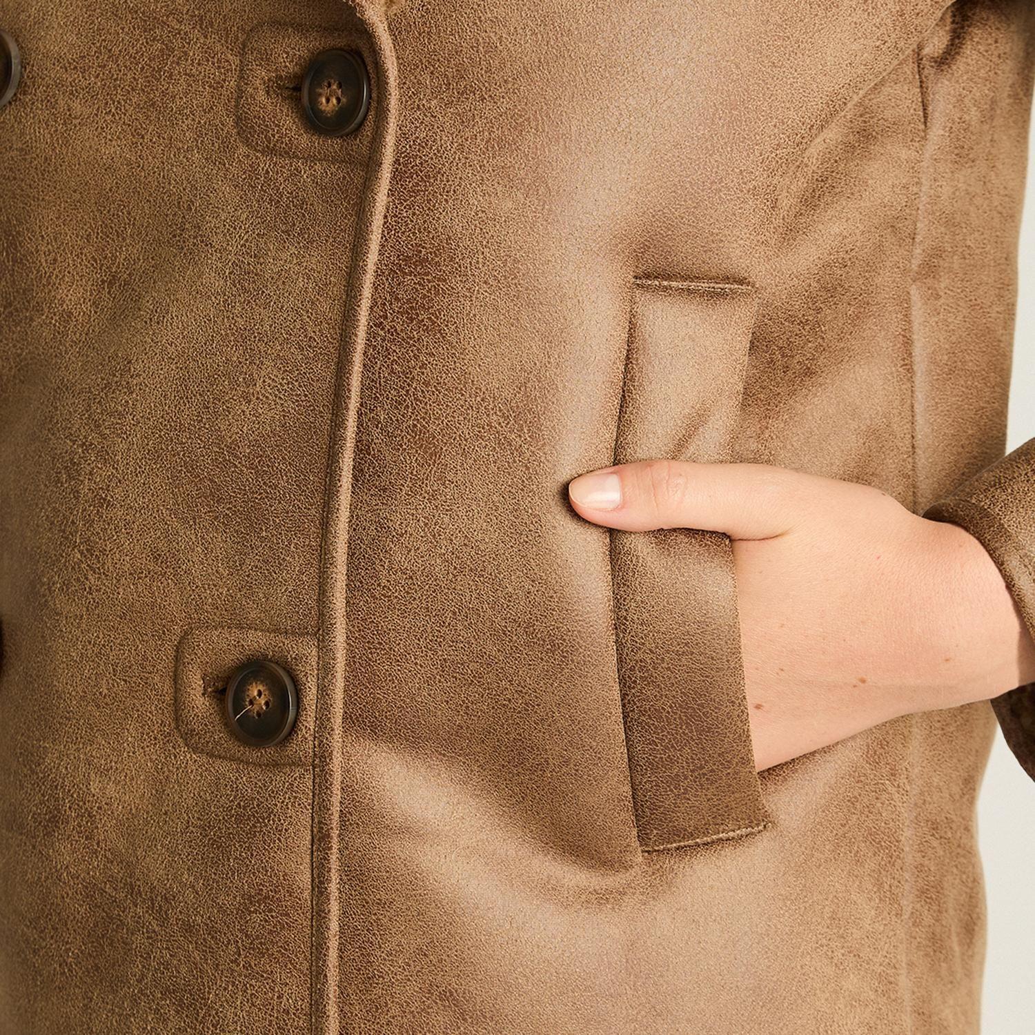 Chaqueta Camel en Ecocuero con Cuello Sherpa y Doble Botonadura-2