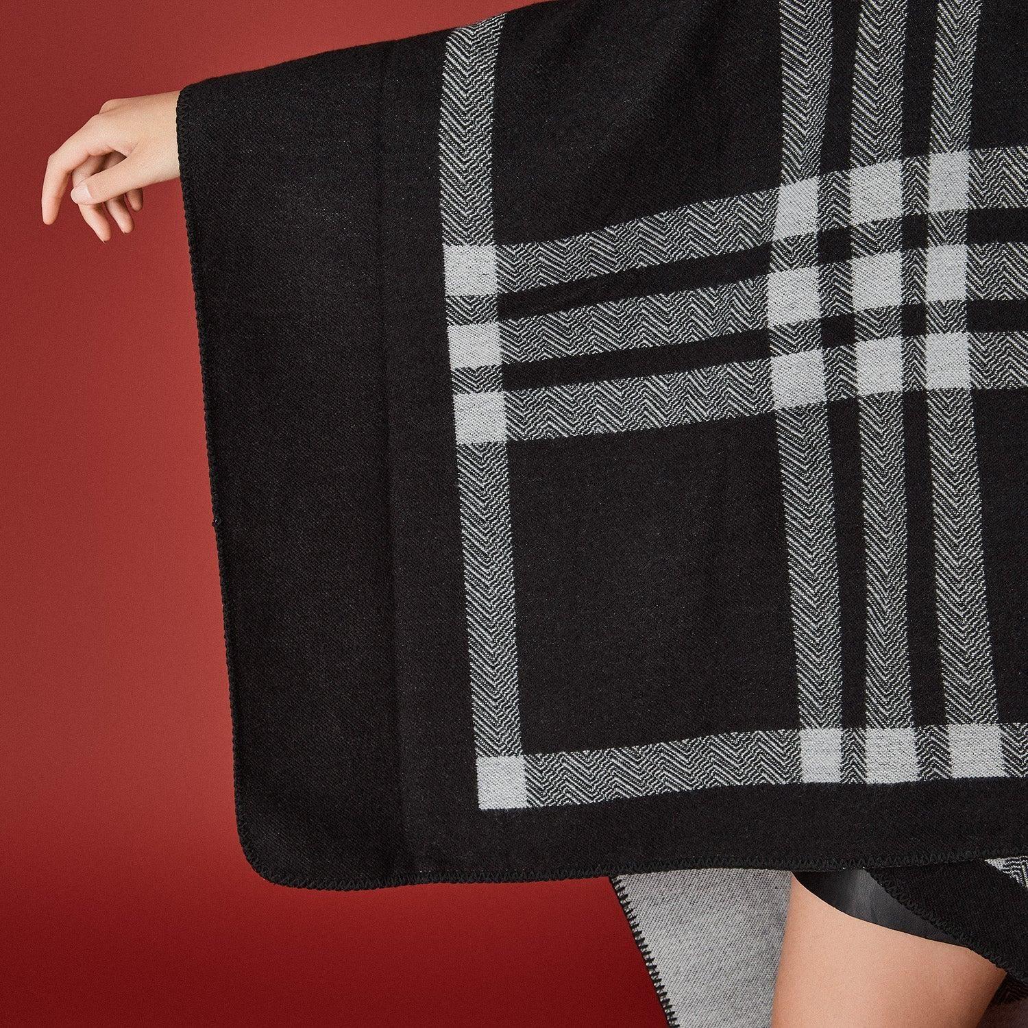 Poncho Negro Con Diseño de Cuadros-2