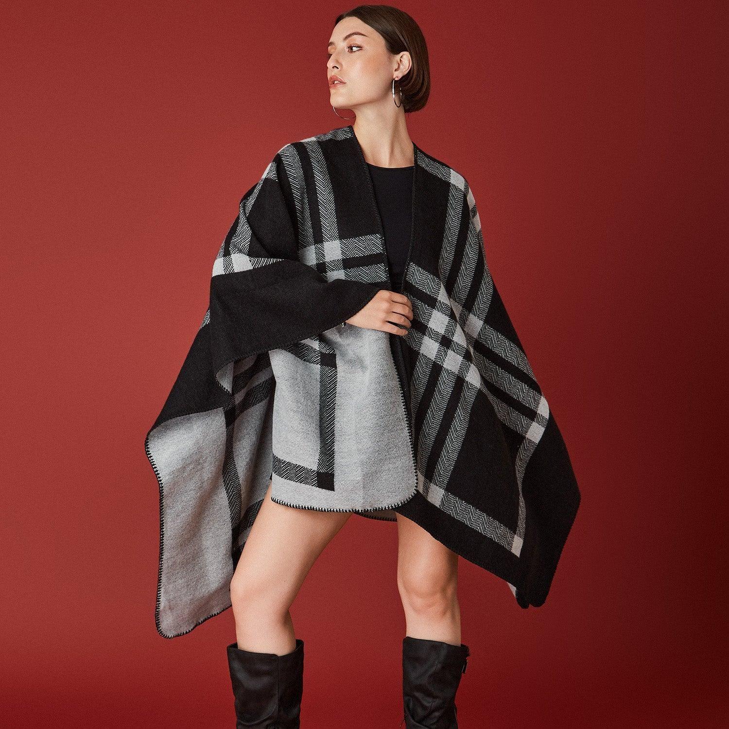 Poncho Negro Con Diseño de Cuadros-3