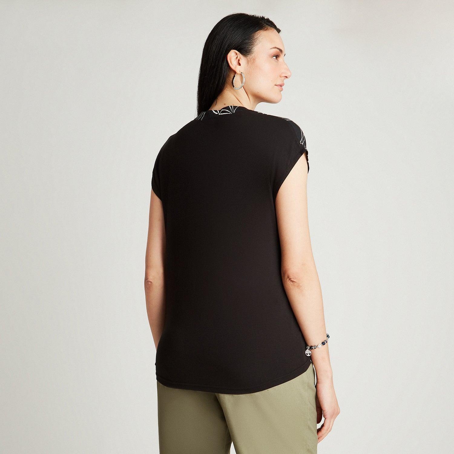 Polera Negro Manga Corta Estampado Frontal Cuello Mao-1