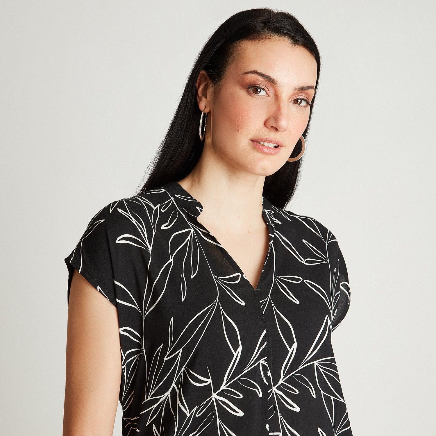 Polera Negro Manga Corta Estampado Frontal Cuello Mao-2
