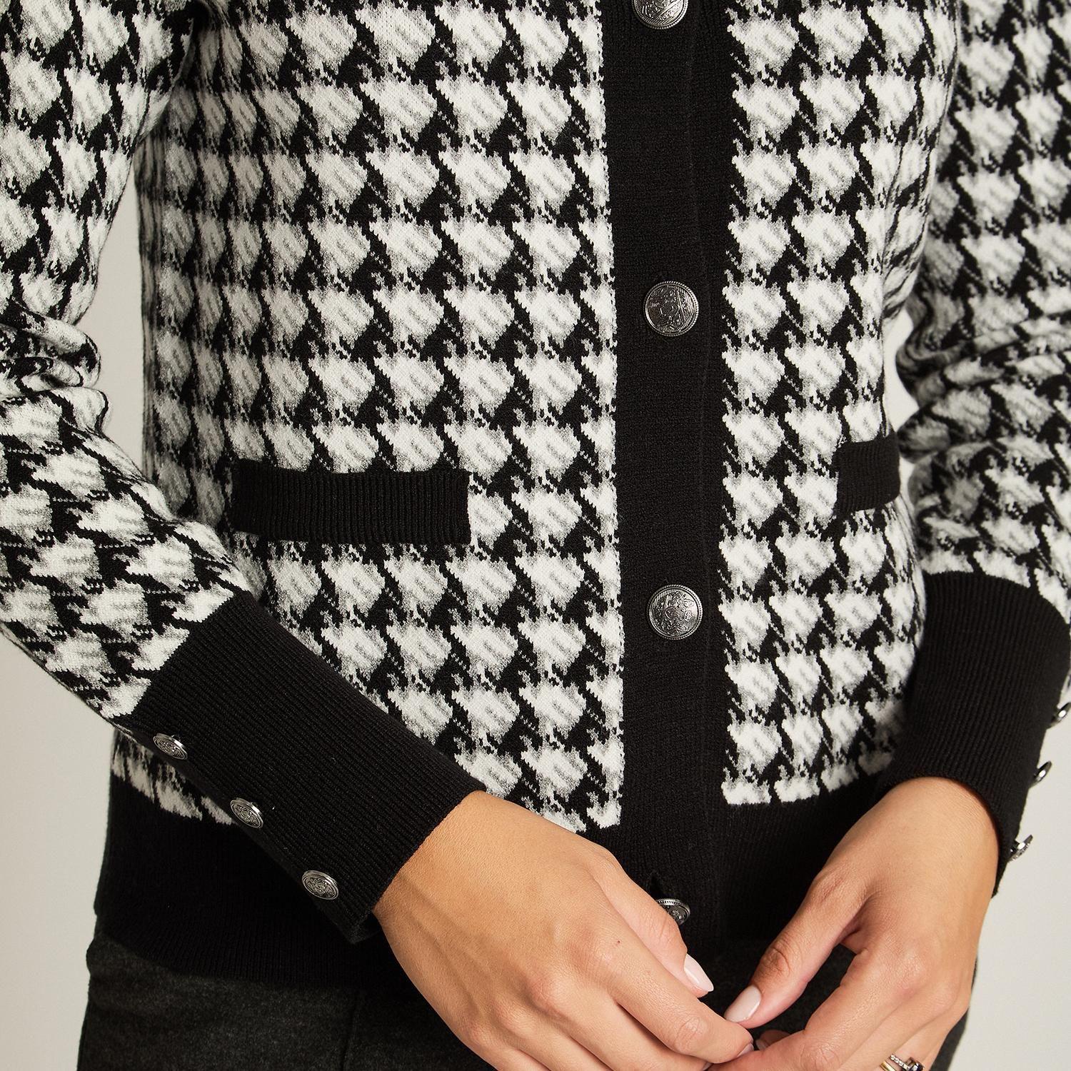 Cardigan Blanco con Estampado Geométrico Clásico y Botones Plateados en Tejido-2