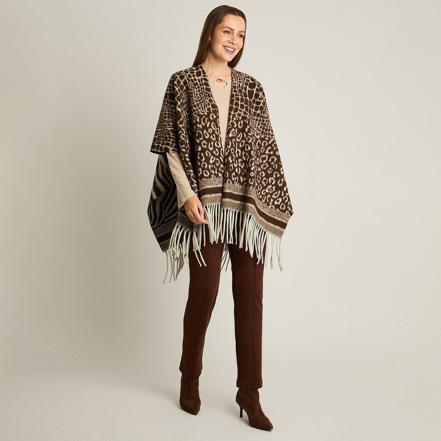 Poncho Café con Estampado Animal Print Mixto y Flecos en Tejido-3