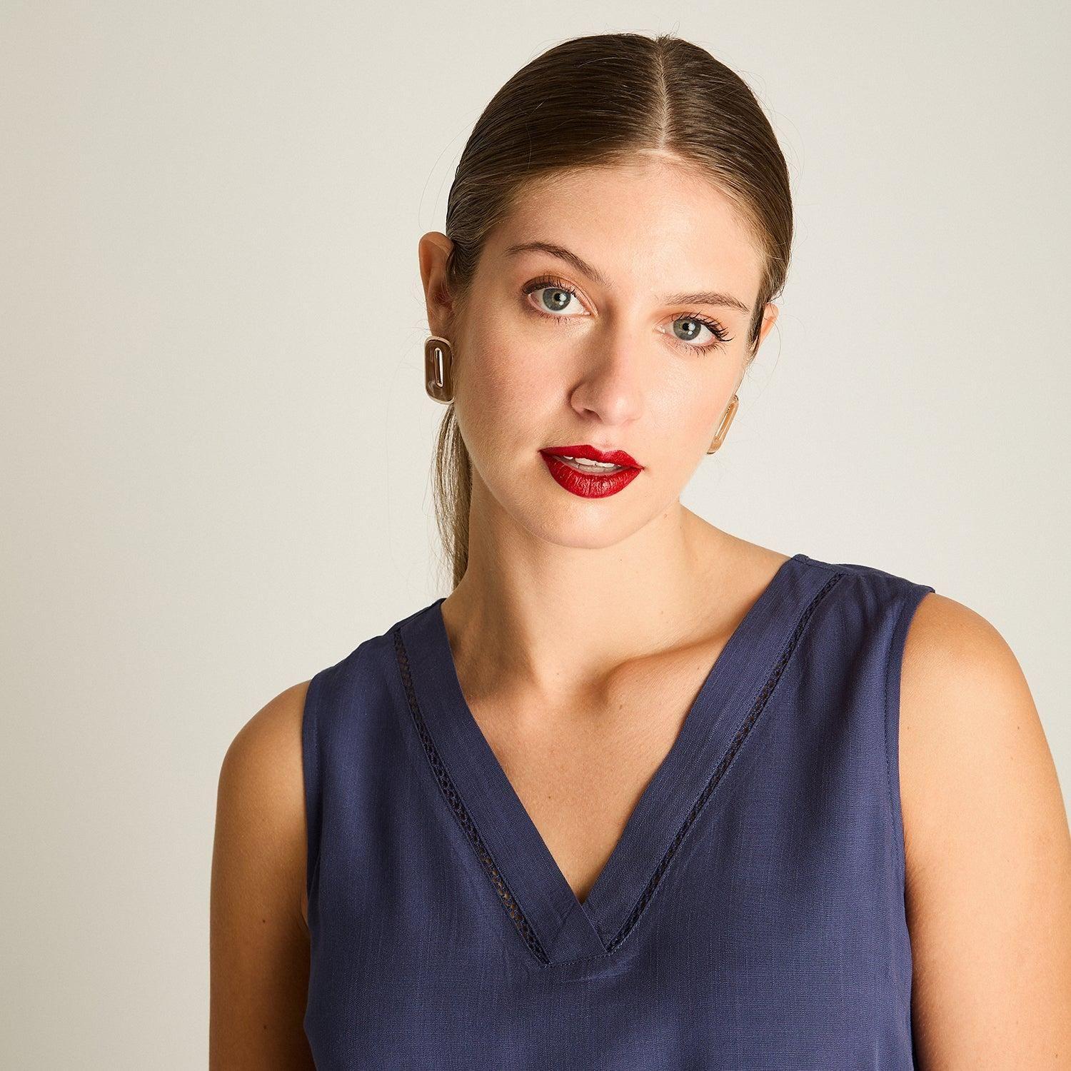 Blusa Azul Sin Mangas Con Escote en V-2