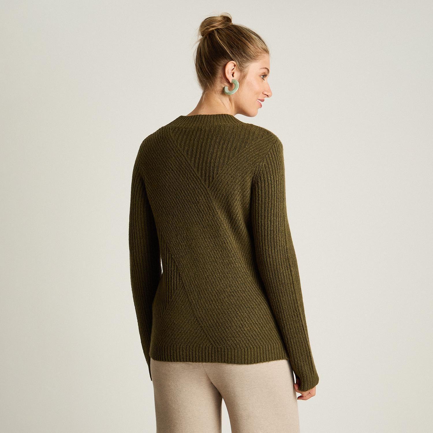 Sweater verde oliva con cuello redondo y tejido en relieve-1
