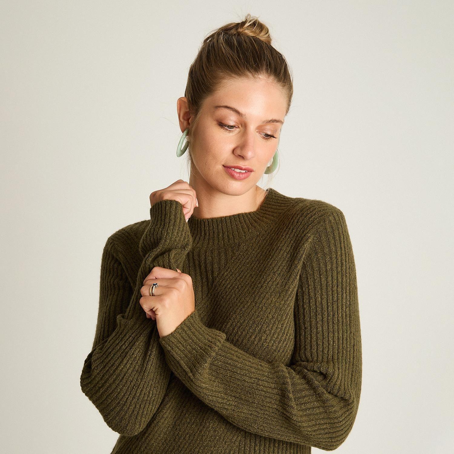Sweater verde oliva con cuello redondo y tejido en relieve-2