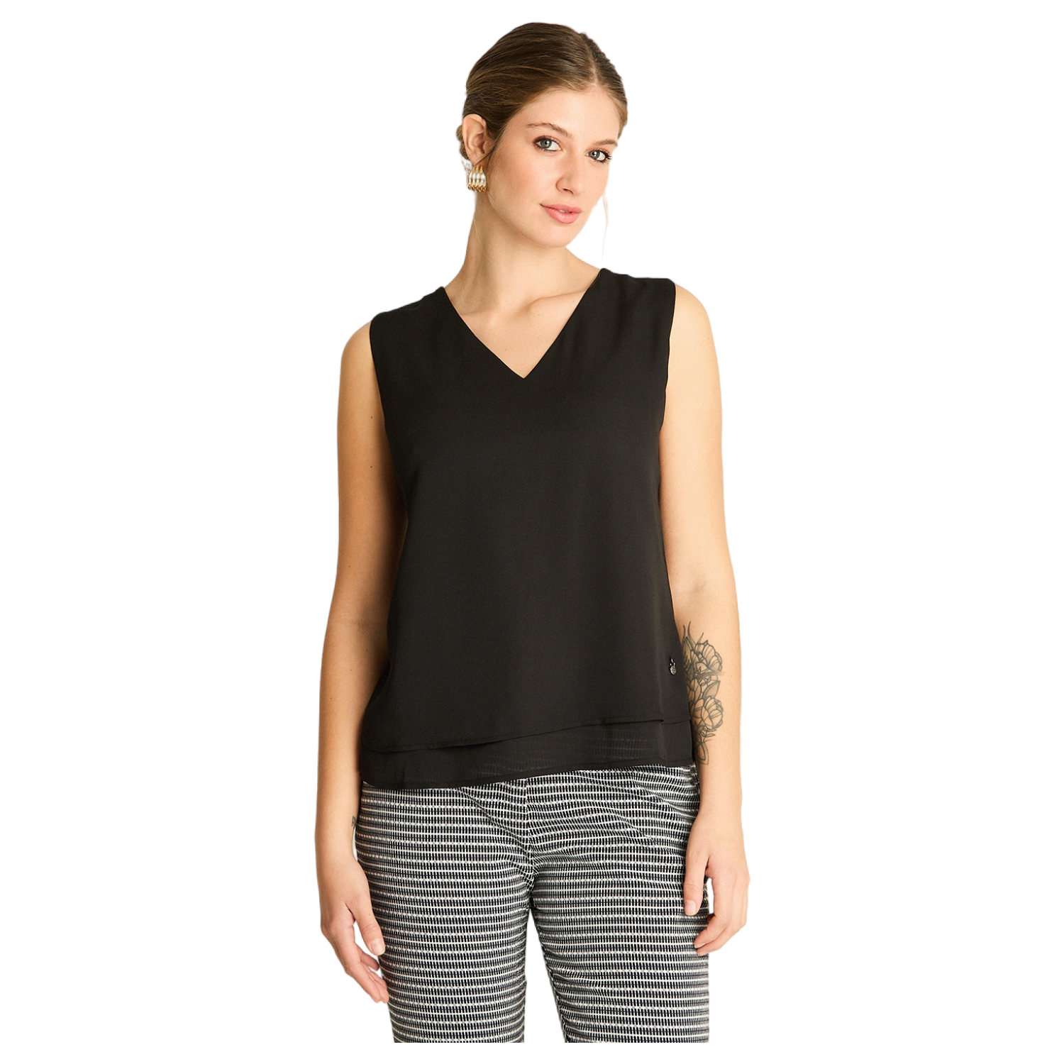 Peto Negro con Escote V y Volante-0