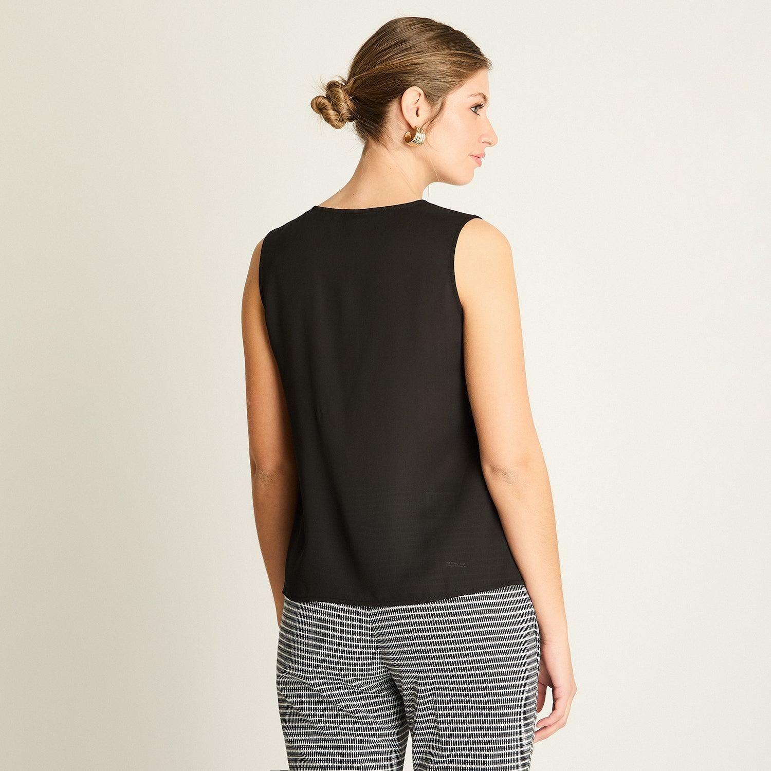 Peto Negro con Escote V y Volante-1