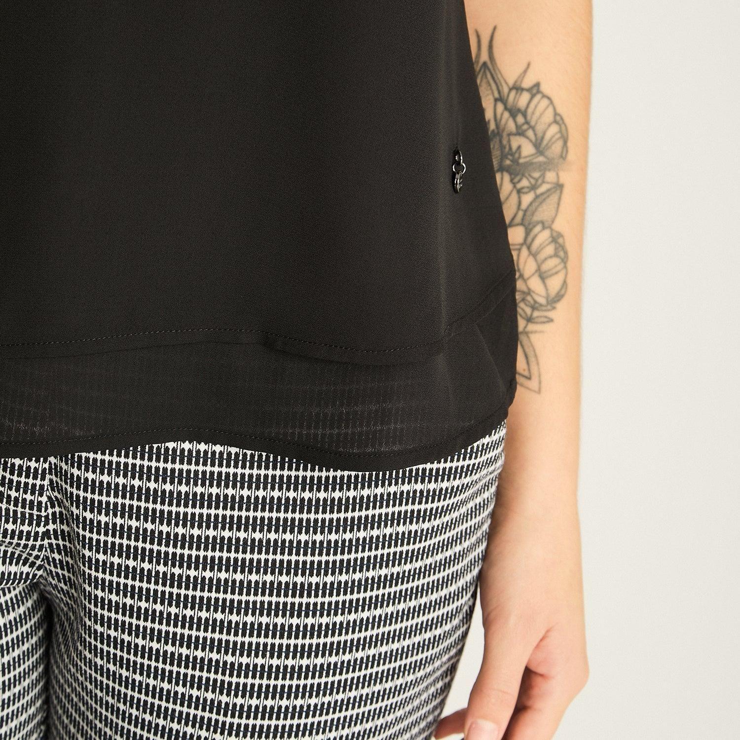 Peto Negro con Escote V y Volante-2