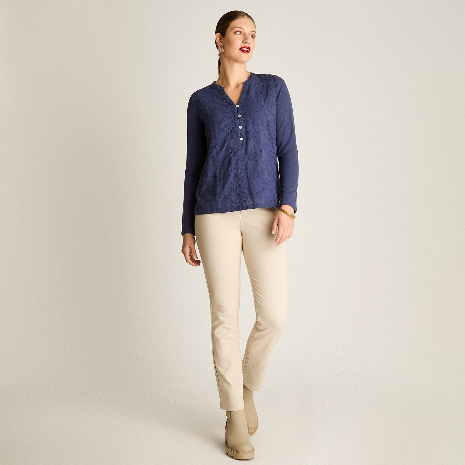 Polera Azul Manga Larga con Cuello Mao y Detalles Bordados-3