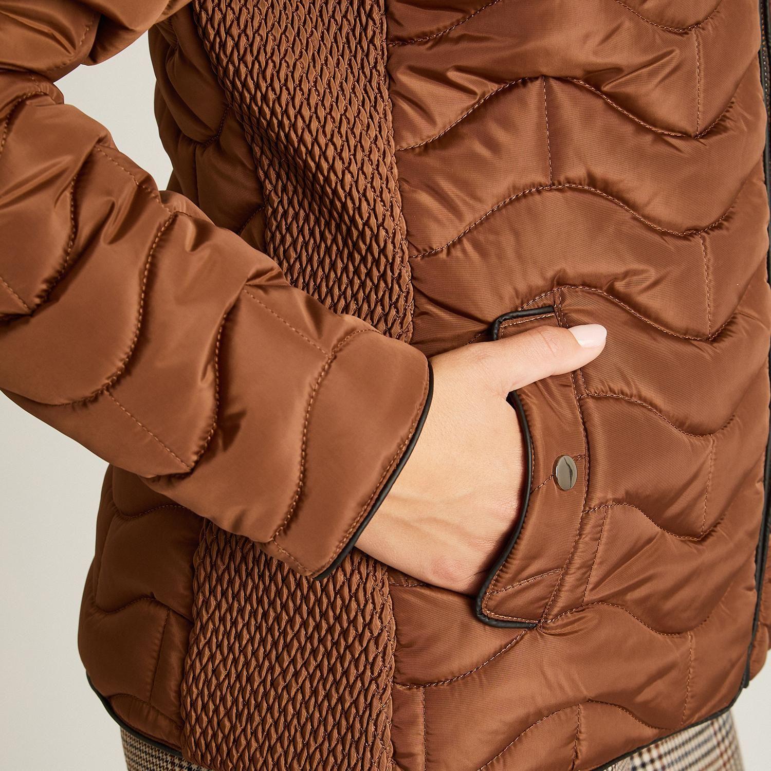 Parka Corta Camel con Diseño Quilted en Ondas, Forro y Gorro-2