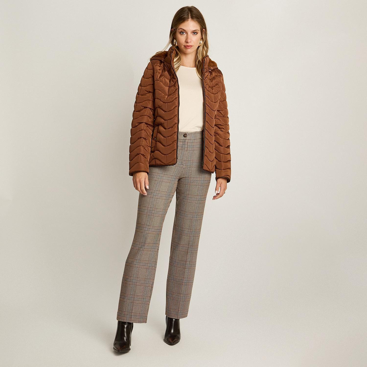 Parka Corta Camel con Diseño Quilted en Ondas, Forro y Gorro-3