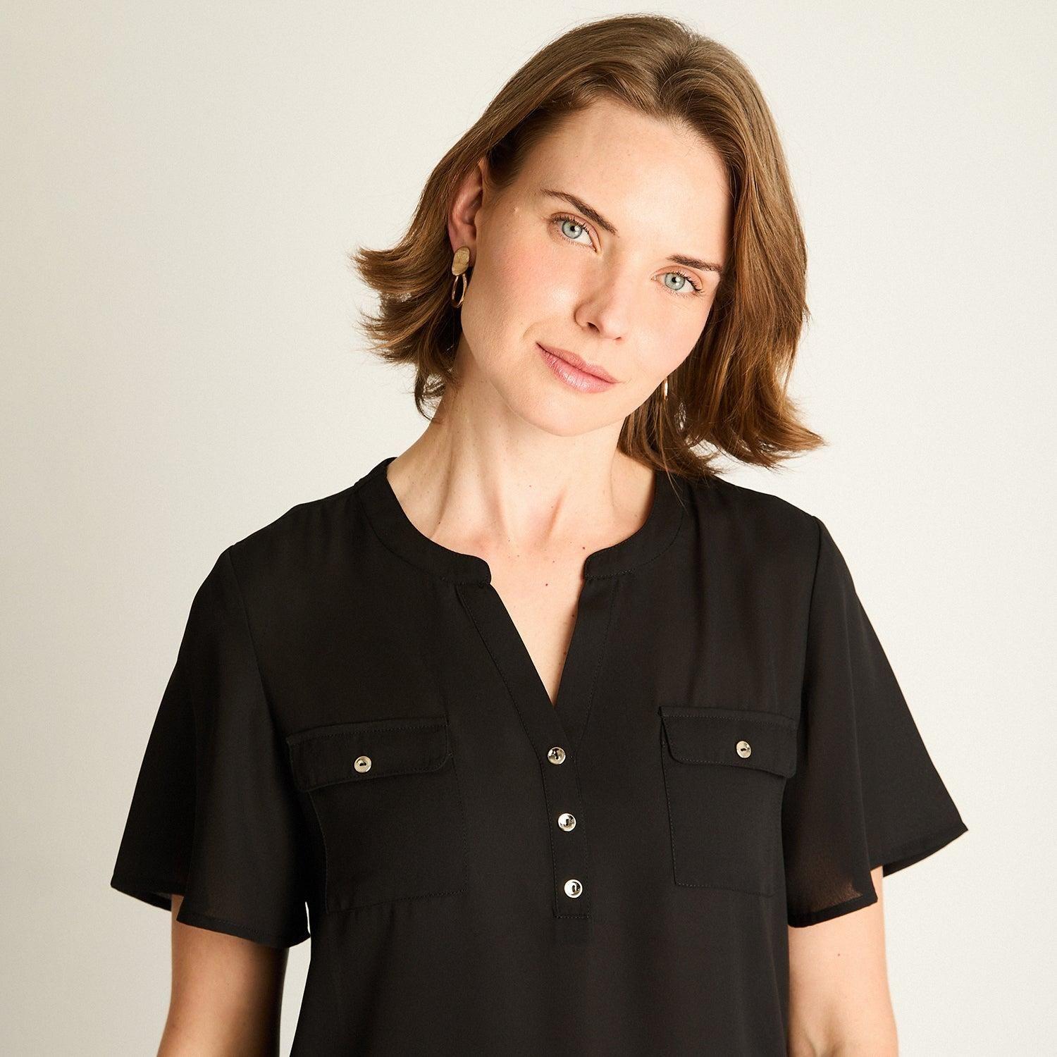 Blusa Negra con Bolsillos Frontales-2