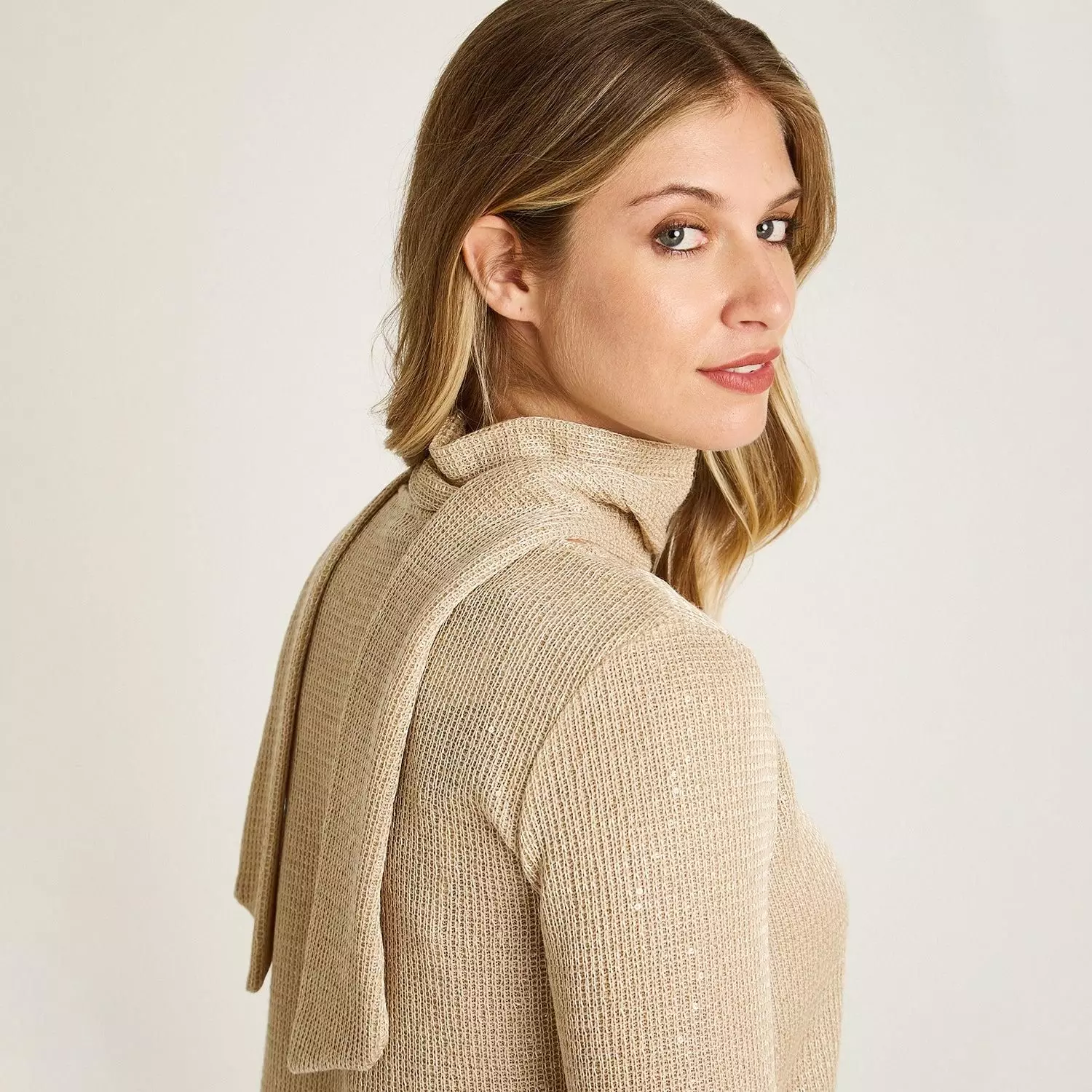 Polera Beige de Lanilla con Lentejuelas y Bufanda Incorporada-2