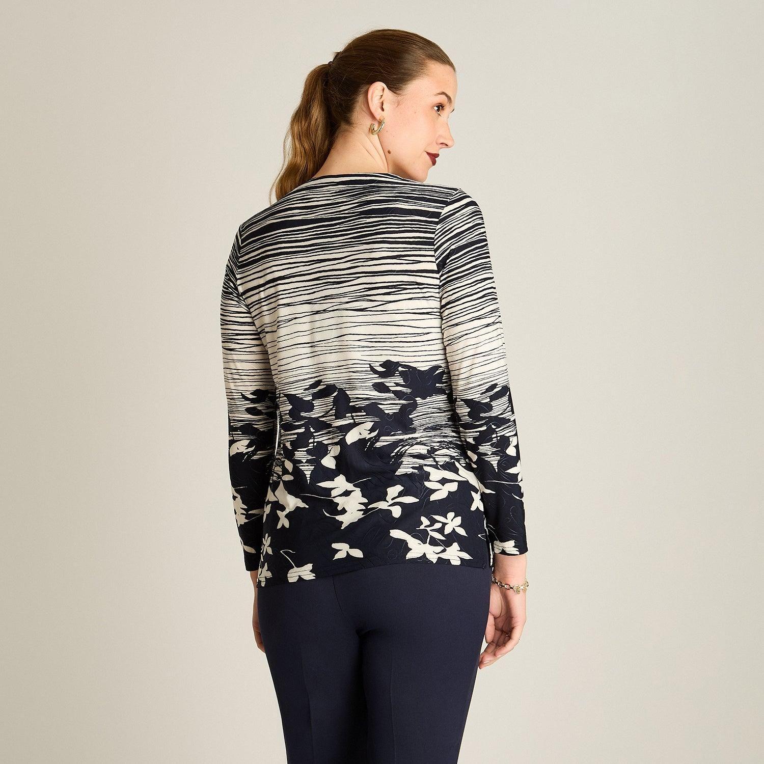 Polera Azul Manga Larga Estampada con Detalle en el Escote-1