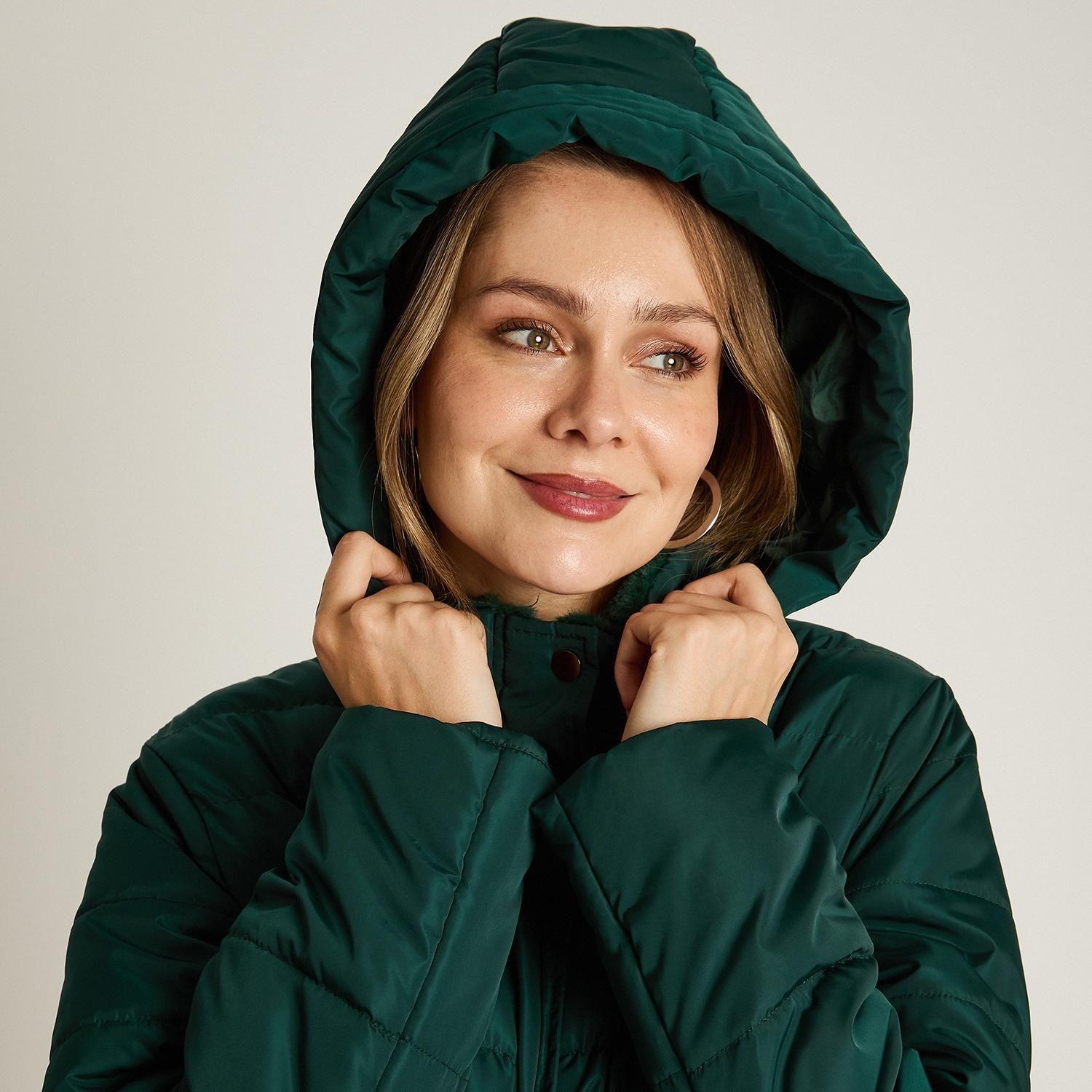 Parka Larga Verde con Gorro y Diseño Quilted-2