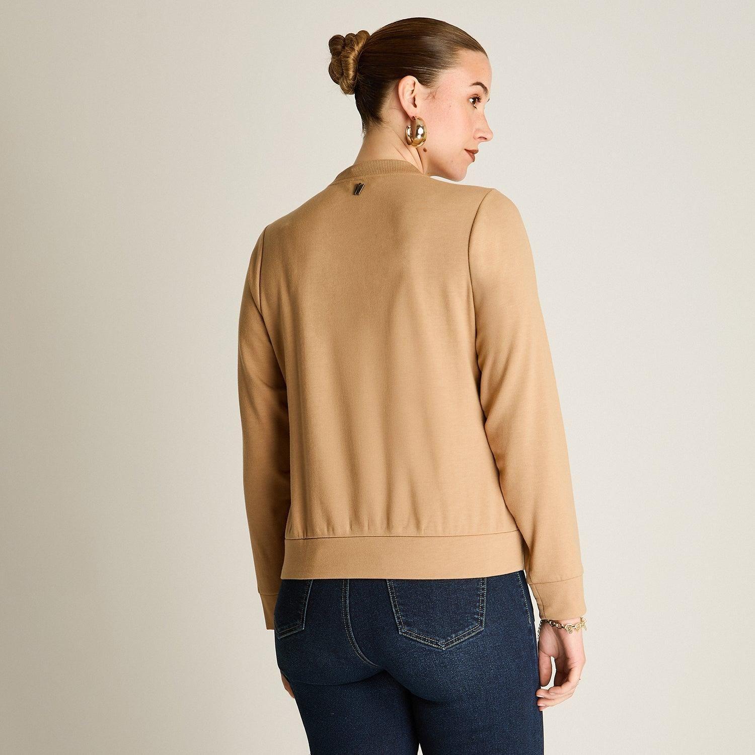 Polerón Camel Escote Redondo con Estampado Frontal-1