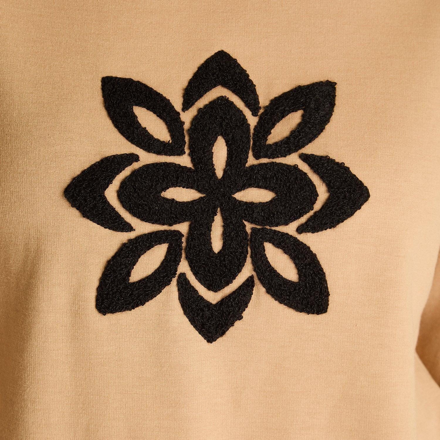 Polerón Camel Escote Redondo con Estampado Frontal-2