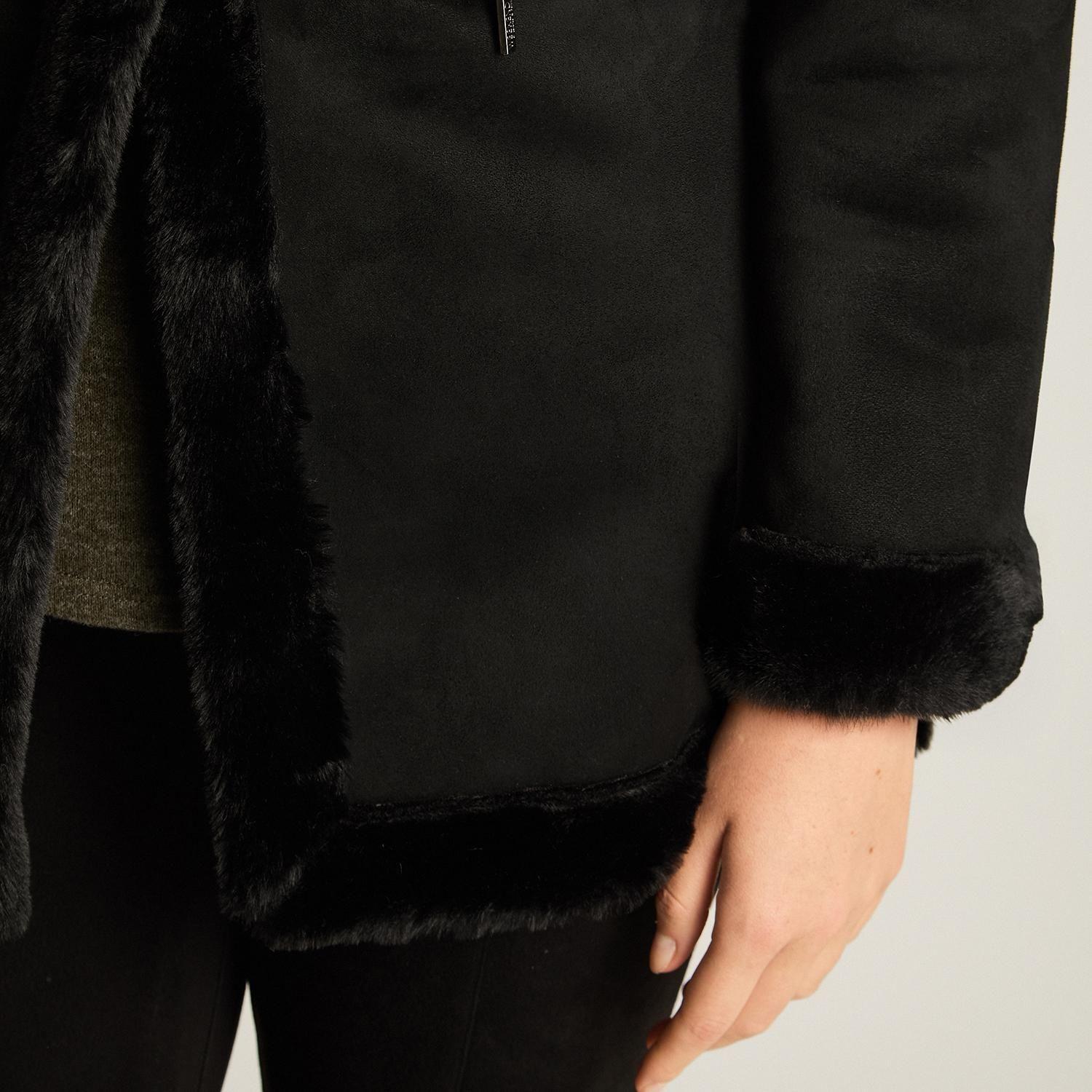 Chaqueta Negra de Suede con Forro Sherpa y Solapa Amplia-2