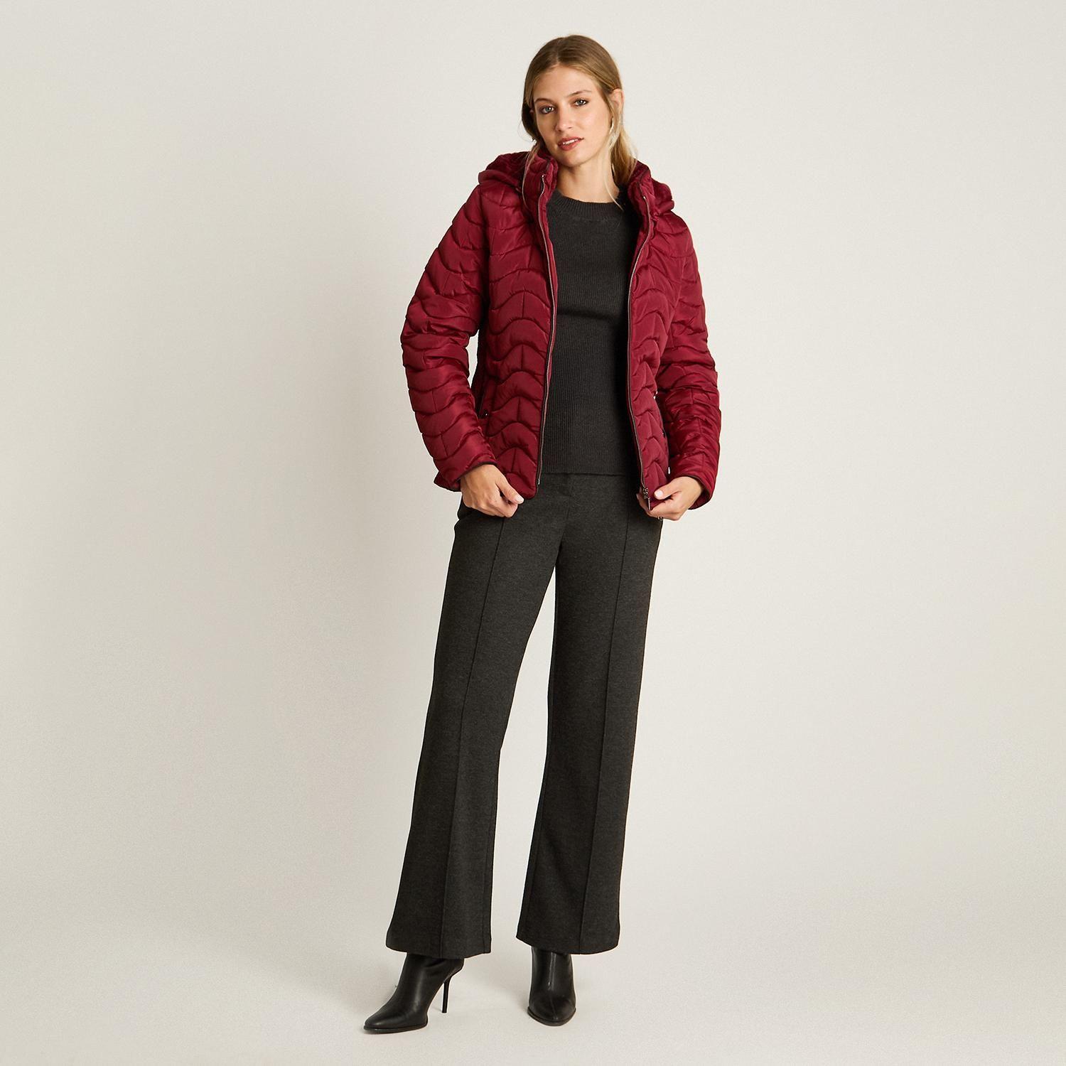 Parka Corta Roja con Diseño Quilted Forro y Gorro-3