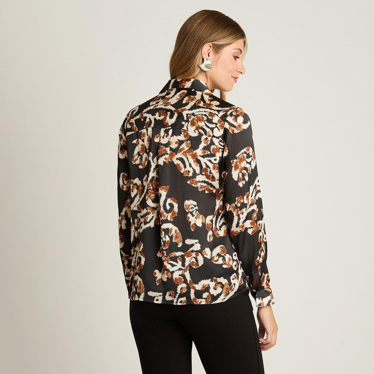 Blusa Camisera Negra con Estampado Floral y Manga Larga-1