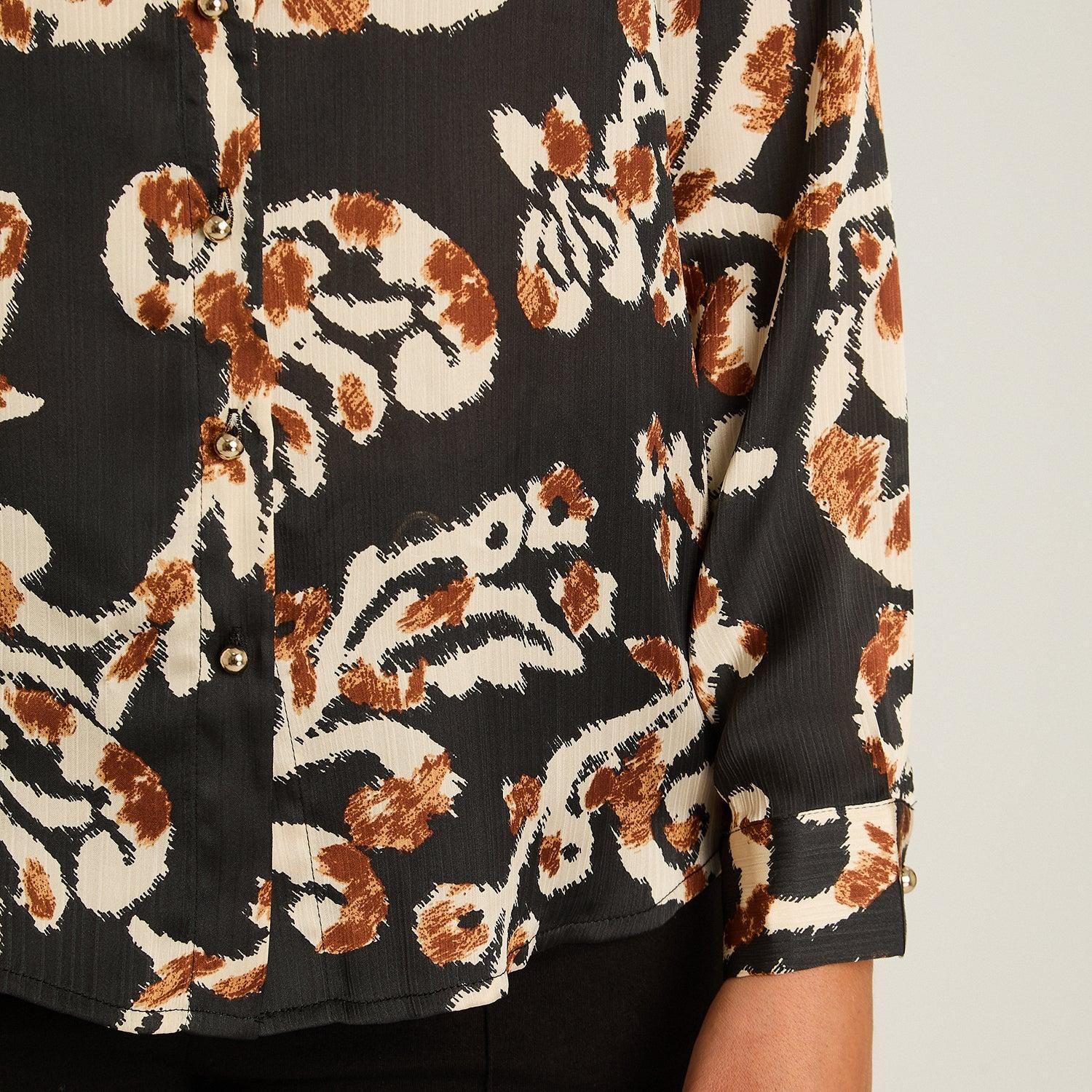 Blusa Camisera Negra con Estampado Floral y Manga Larga-2