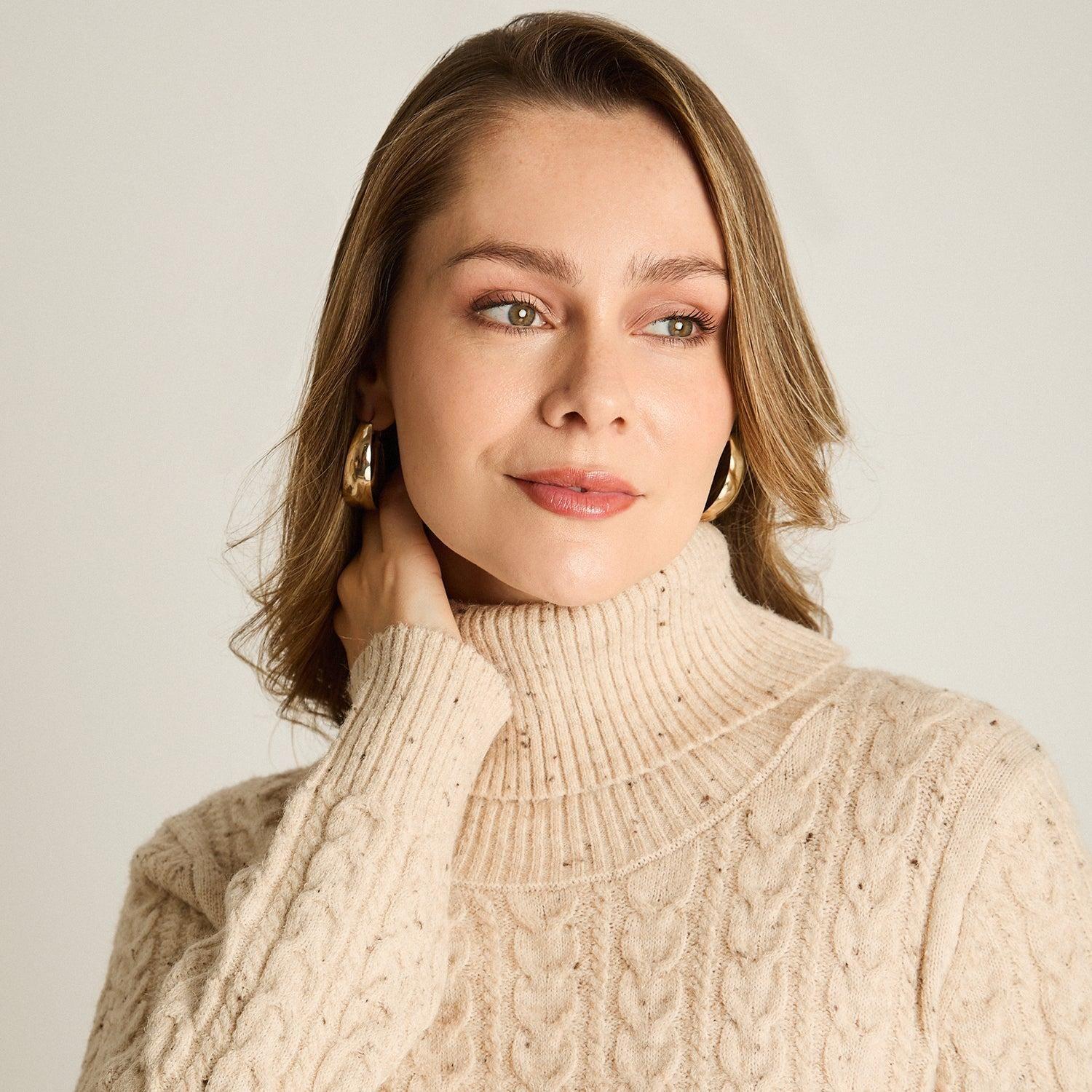 Sweater Beige con Cuello Alto y Trenzado Jaspeado en Tejido-2