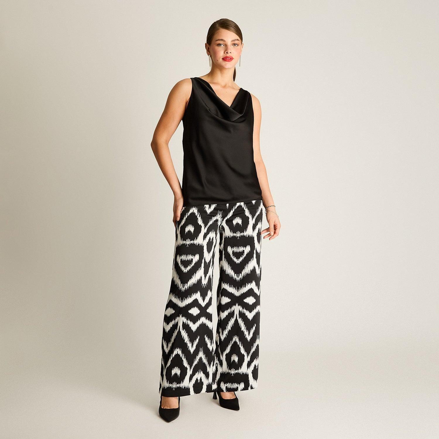 Blusa Drapeada Negra con Cadenita-3