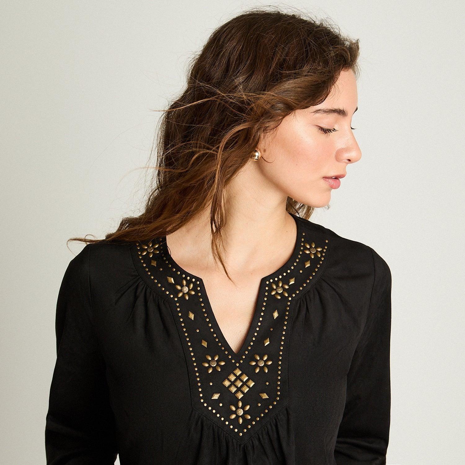 Polera Manga Larga Suede Con Aplicación En Escote Negro-2