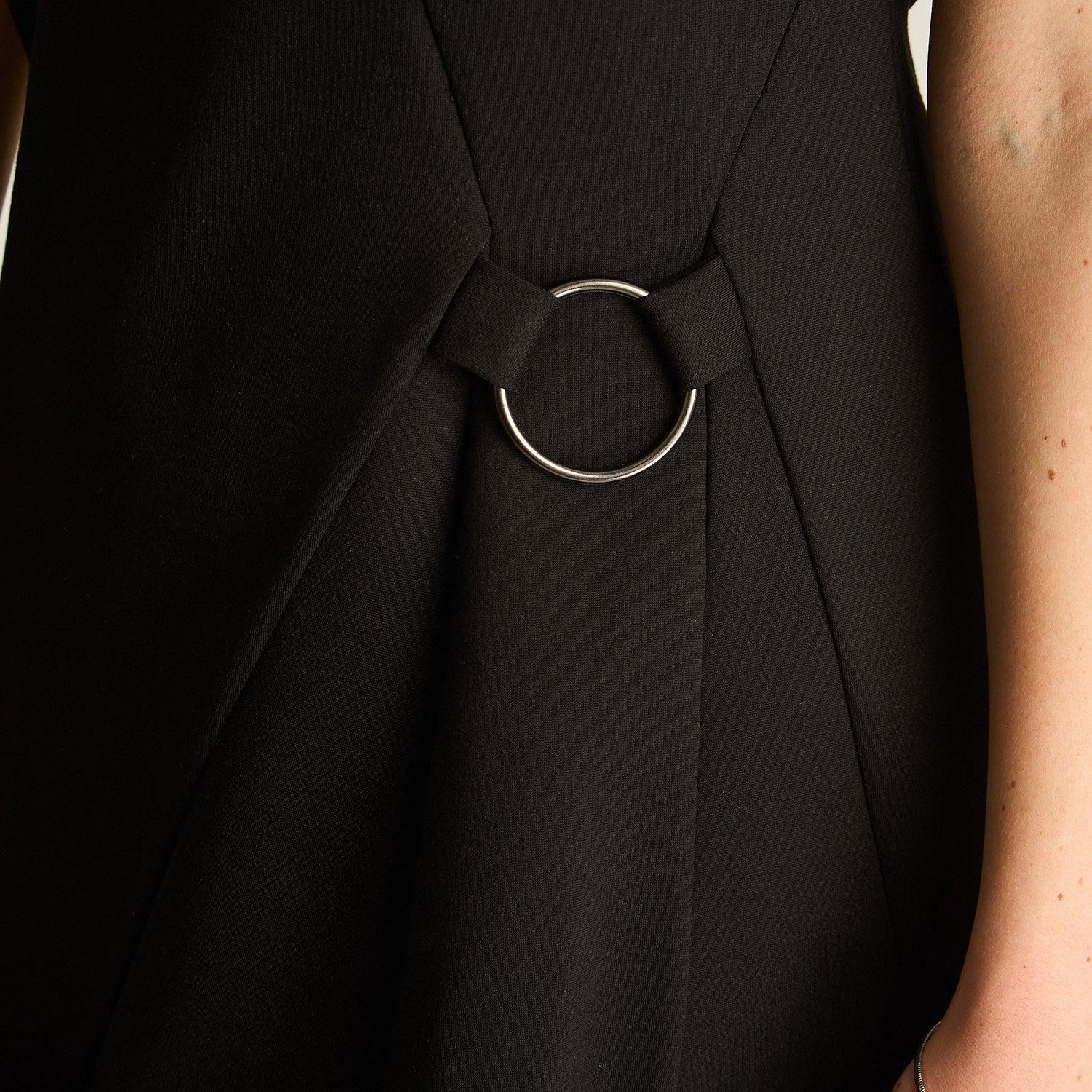 Vestido Corto Negro Sin Mangas con Escote V y Argolla-2