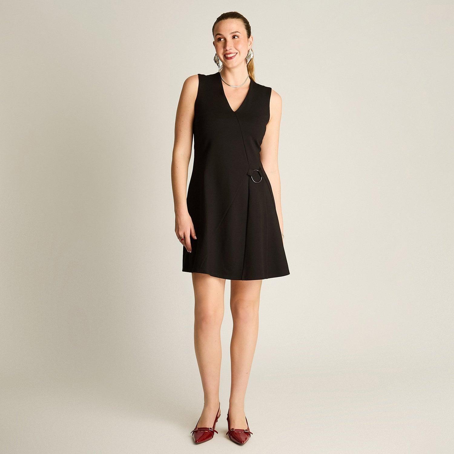 Vestido Corto Negro Sin Mangas con Escote V y Argolla-3