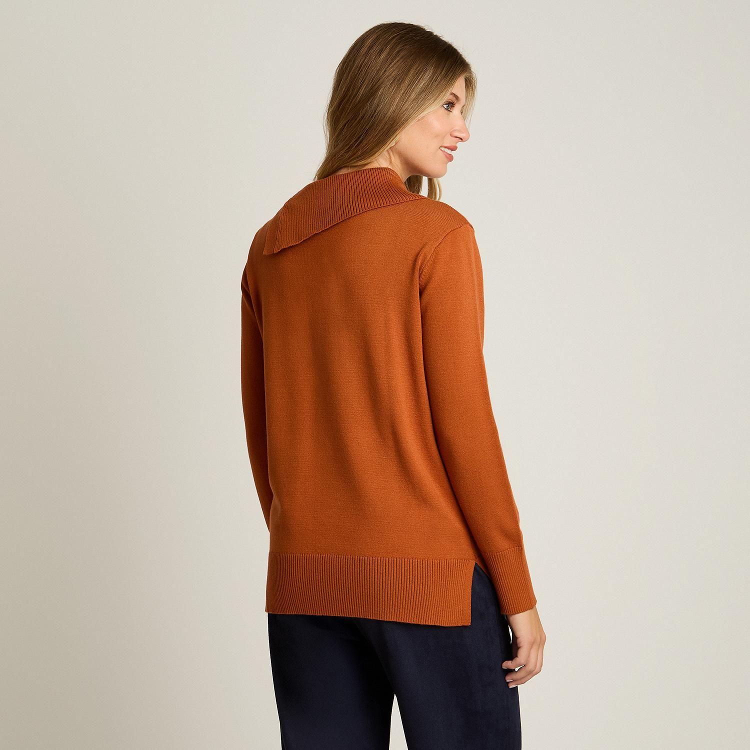 Sweater Terracota con Cuello Asimétrico y Botones Dorados en Tejido-1