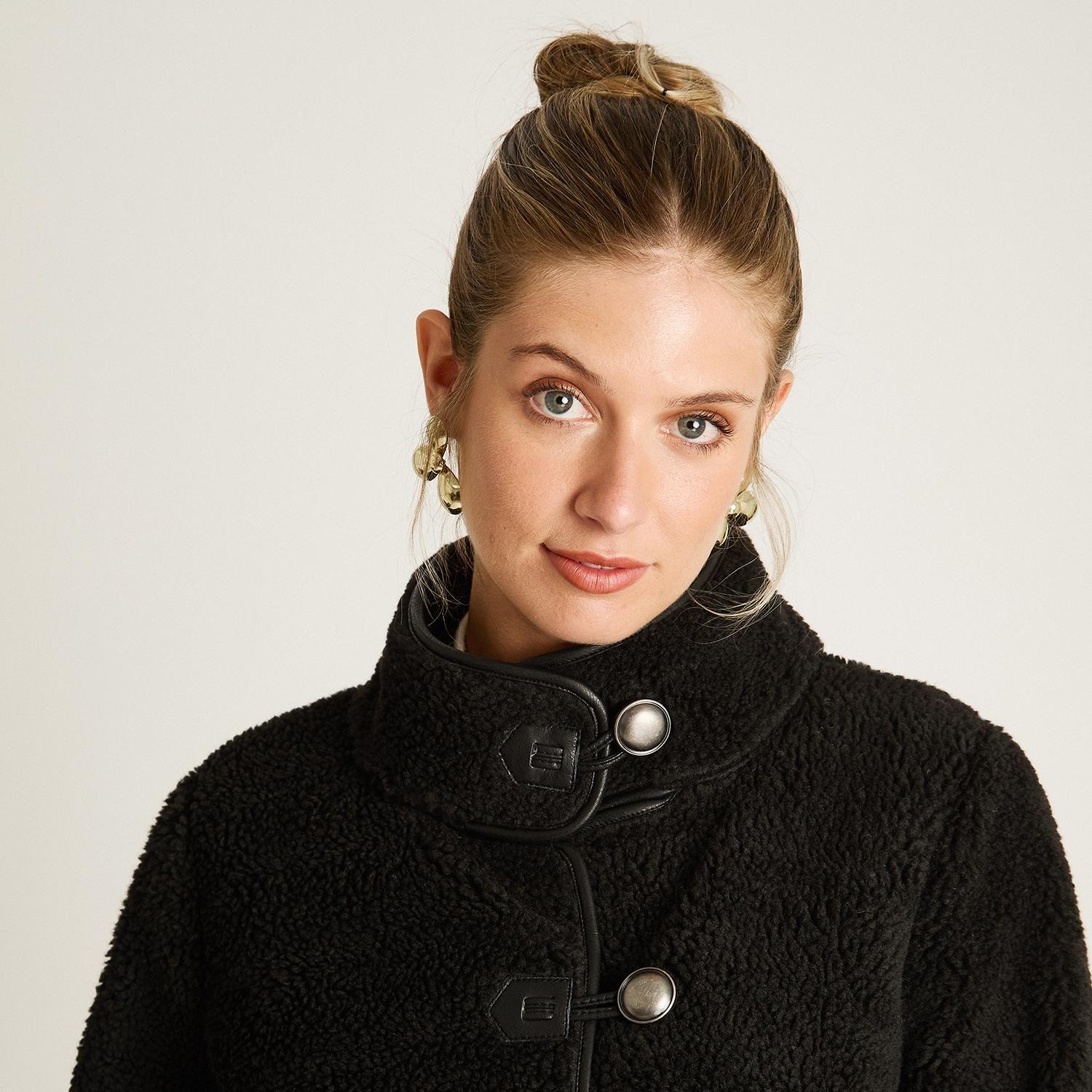Chaqueta Negra de Sherpa con Botones y Detalles en Ecocuero-2