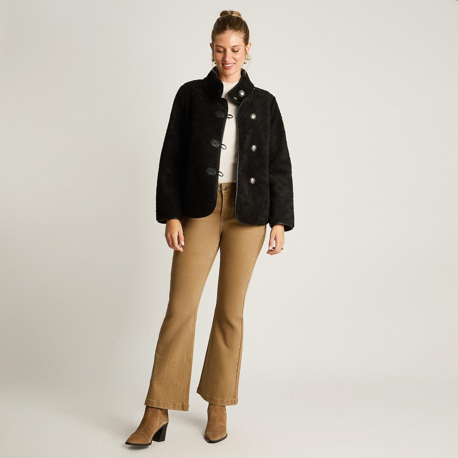 Chaqueta Negra de Sherpa con Botones y Detalles en Ecocuero-3