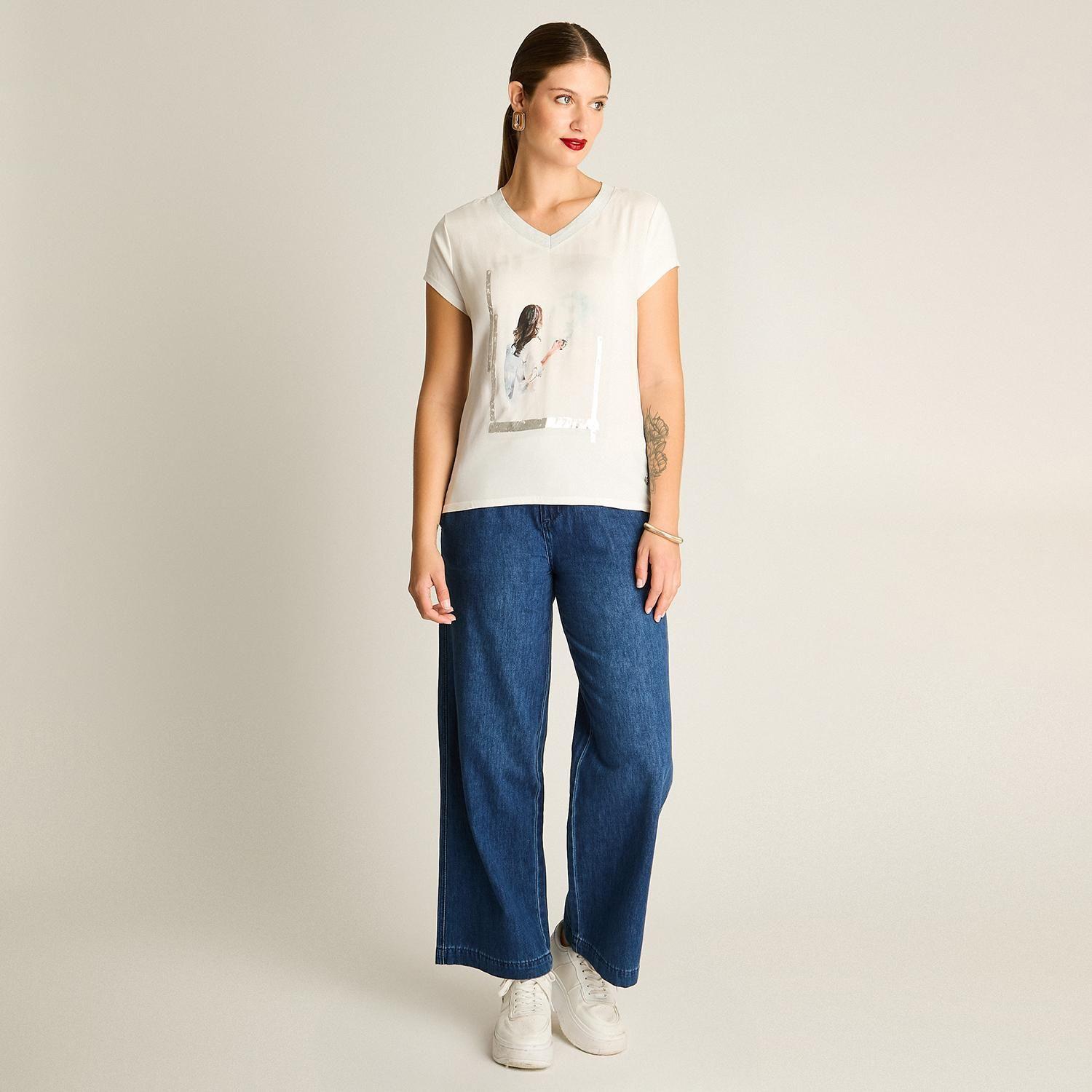 Polera Blanca Mix Fabric con Print Frontal y Cuello con Lurex-3