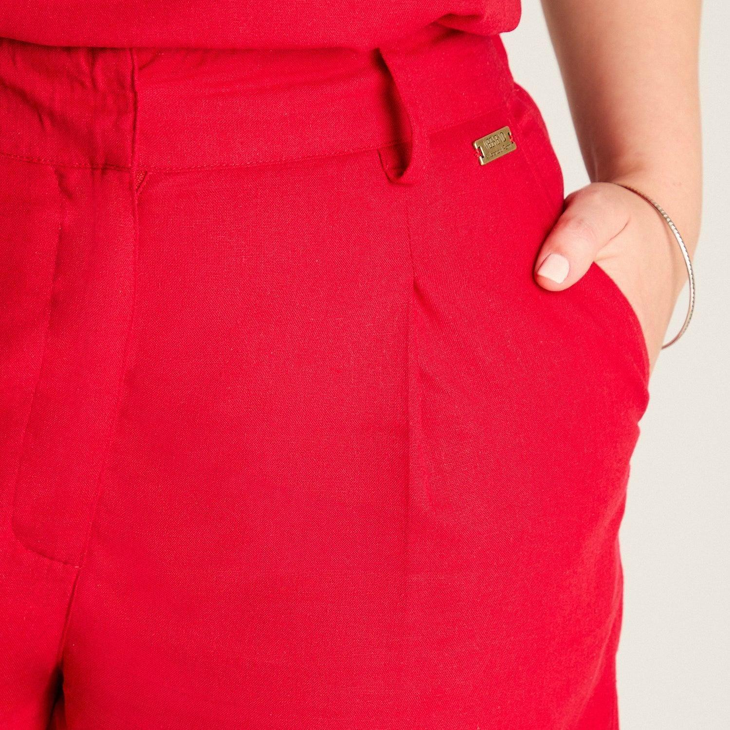 Bermuda Roja con Pliegues Frontales-2