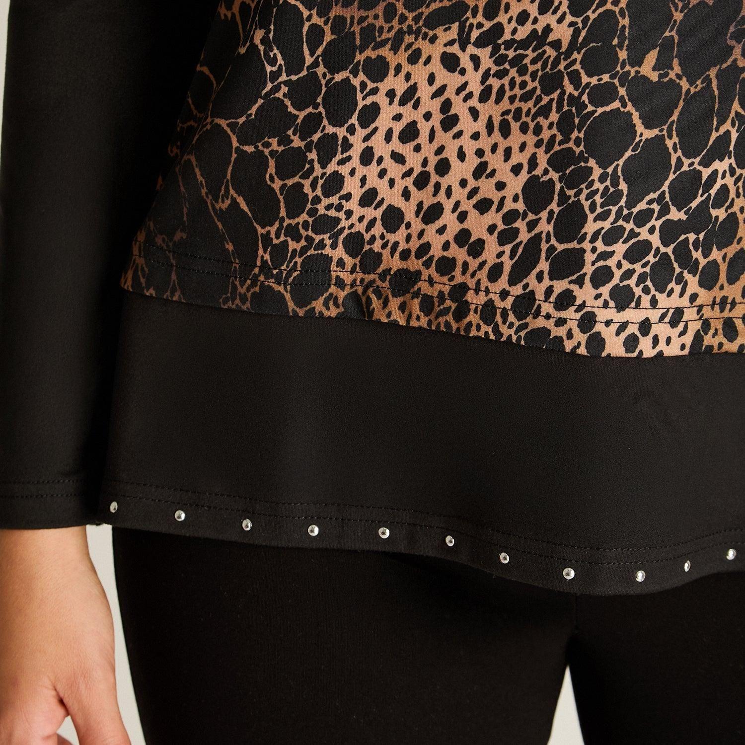 Polera Camel Manga Larga con Estampado Frontal y Aplicaciones-2