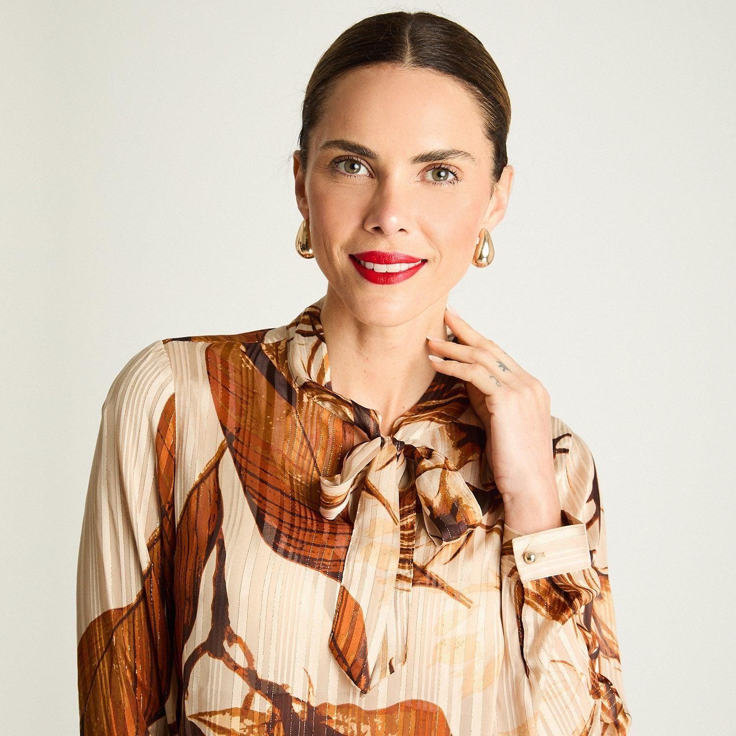 Blusa Manga Larga Con Amarra En Cuello Estampada Beige-2