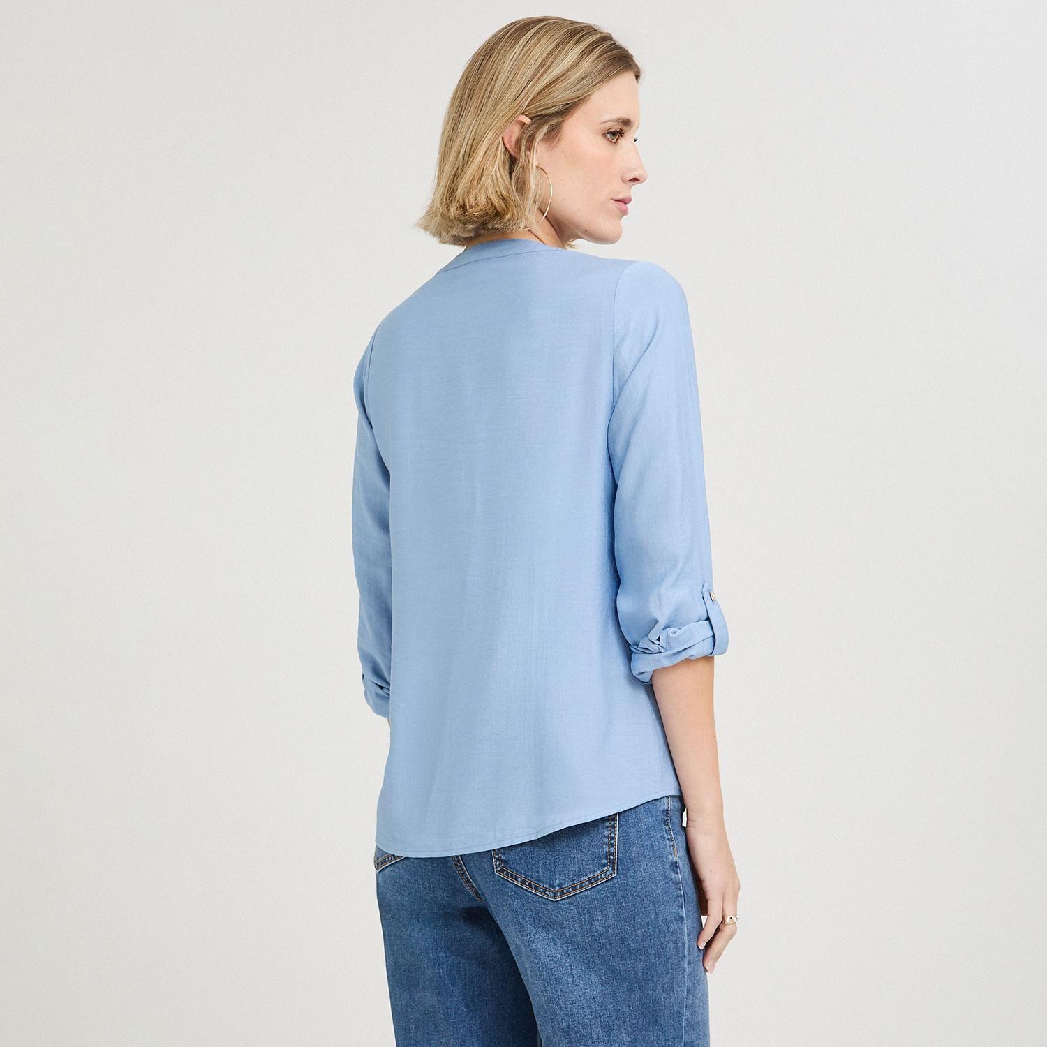 Blusa Manga Roll Up Escote Mao con un Botón Celeste-1