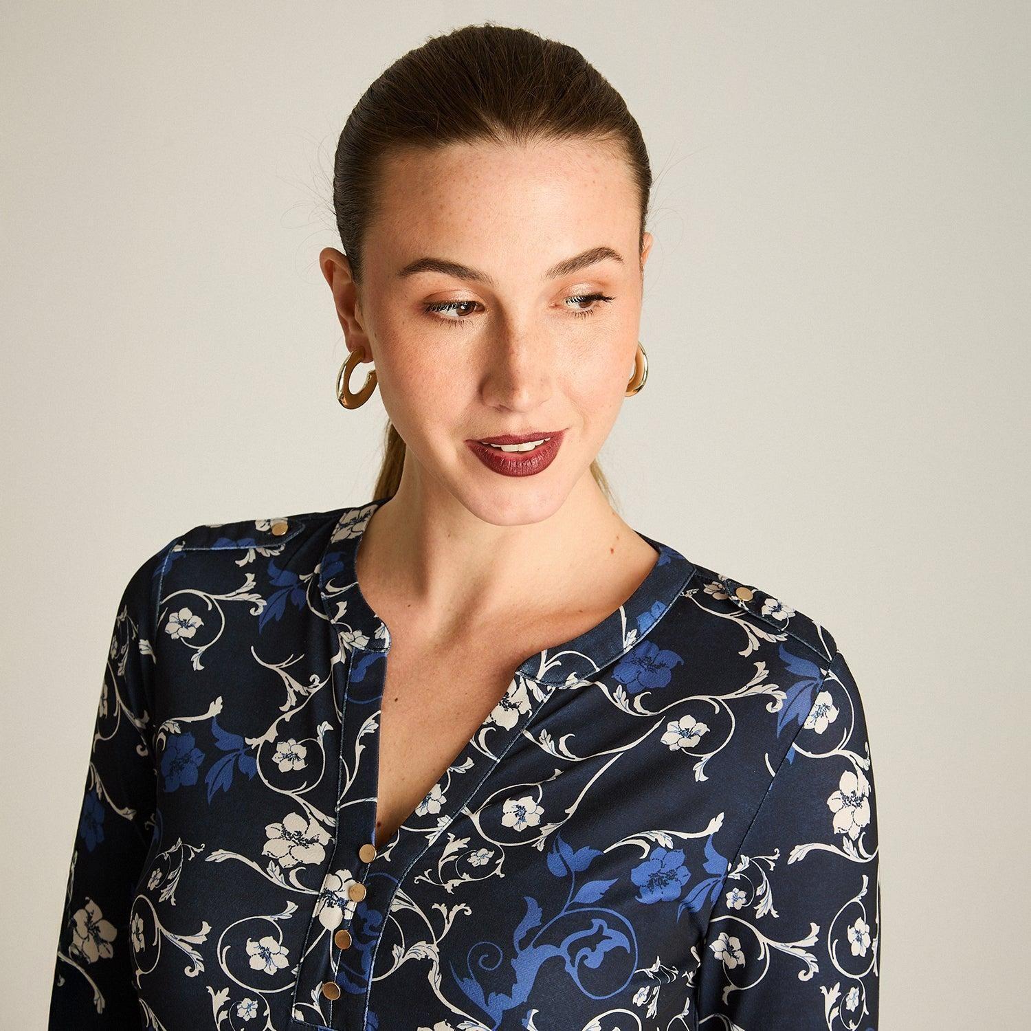 Polera Azul Estampada Manga Larga con Escote Mao-2