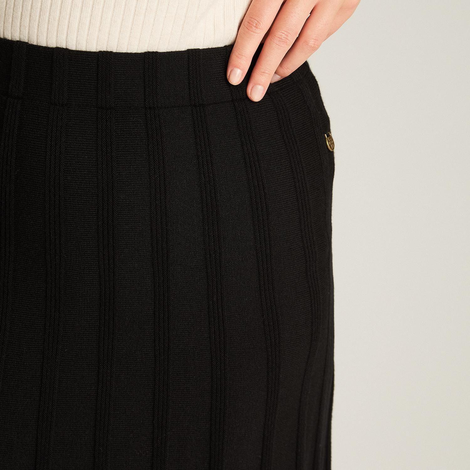 Falda Midi Negra con Pliegues en Tejido-2