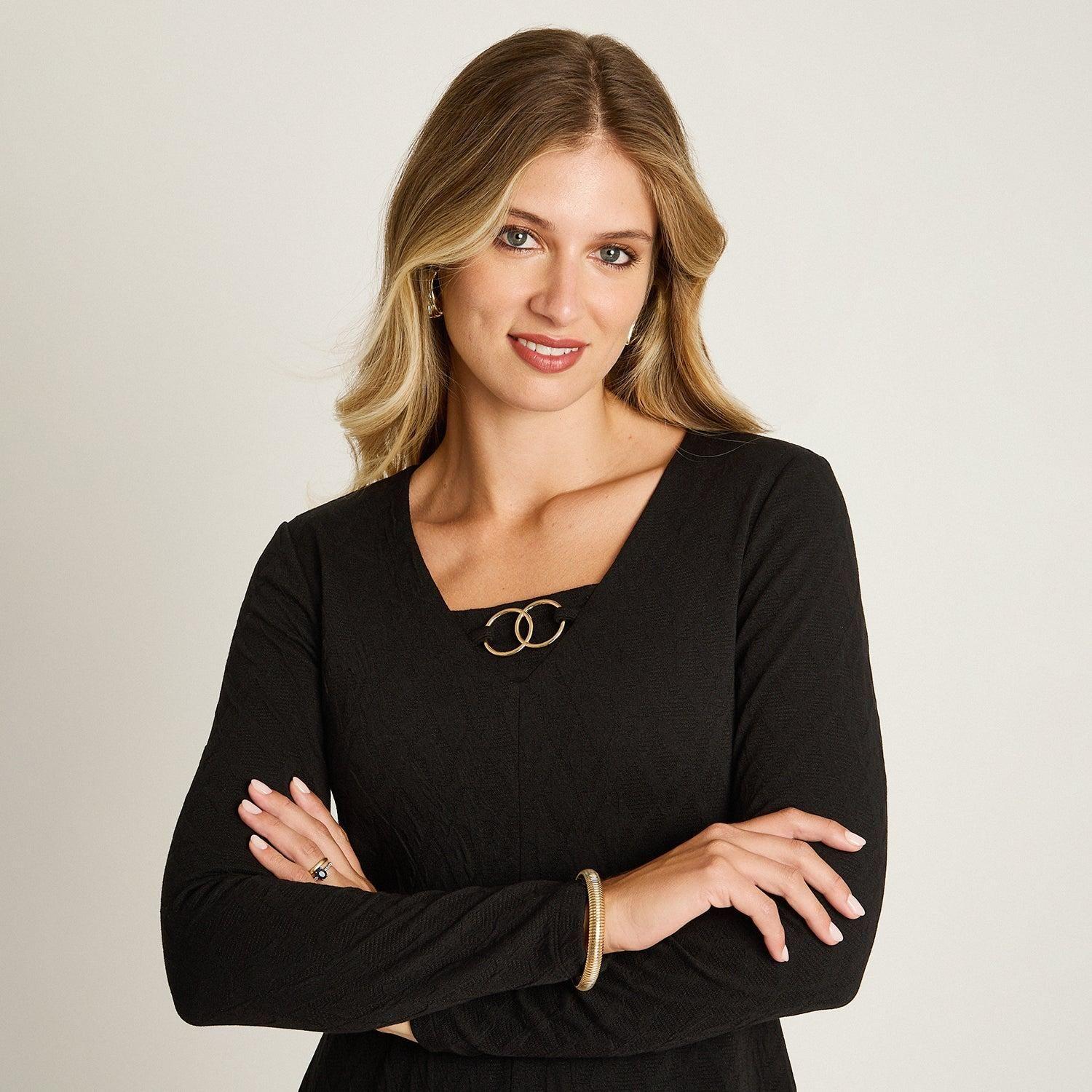 Vestido Midi Negro en Lanilla con Escote en V y Detalle Dorado-2