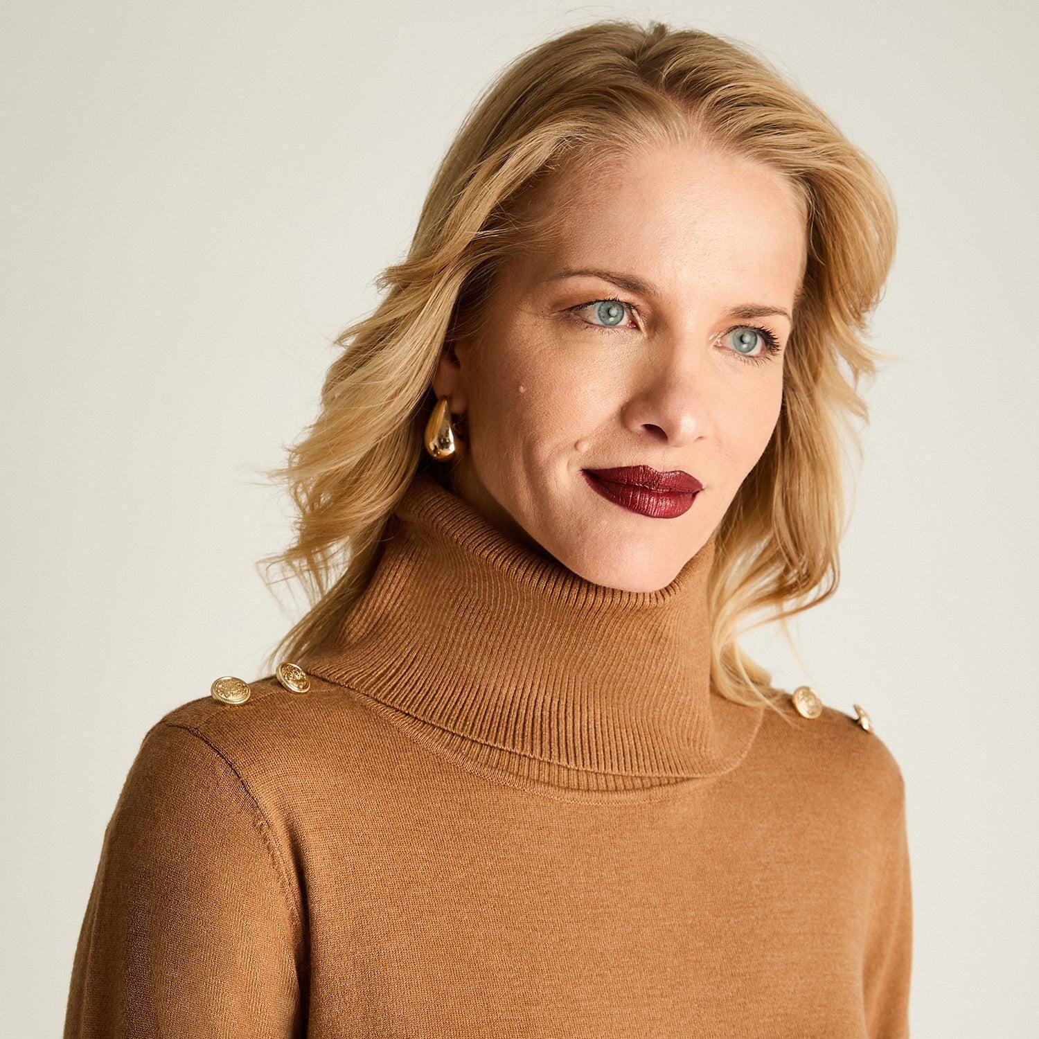 Sweater Manga Larga Cuello Alto Con Tachas Camel-1