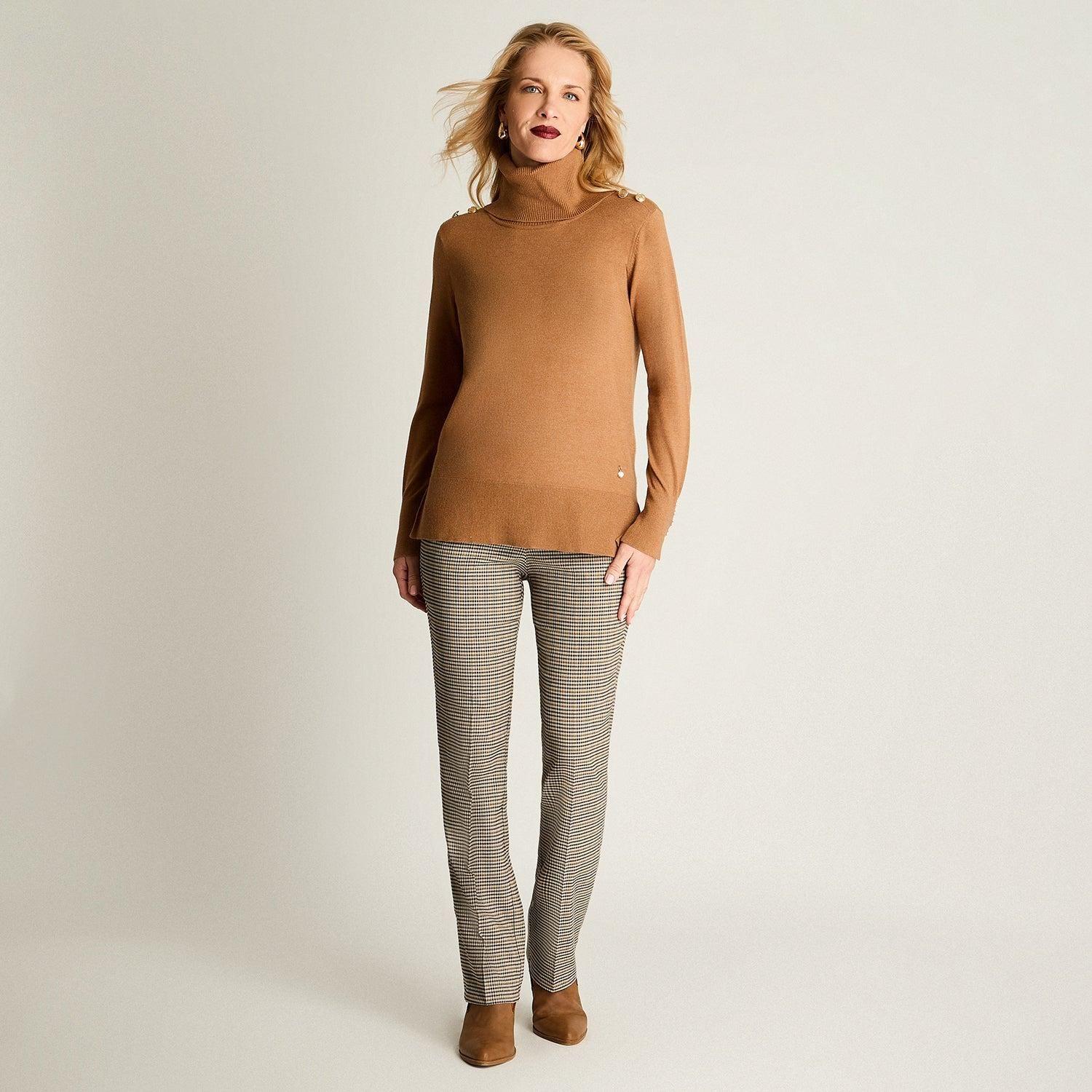 Sweater Manga Larga Cuello Alto Con Tachas Camel-2