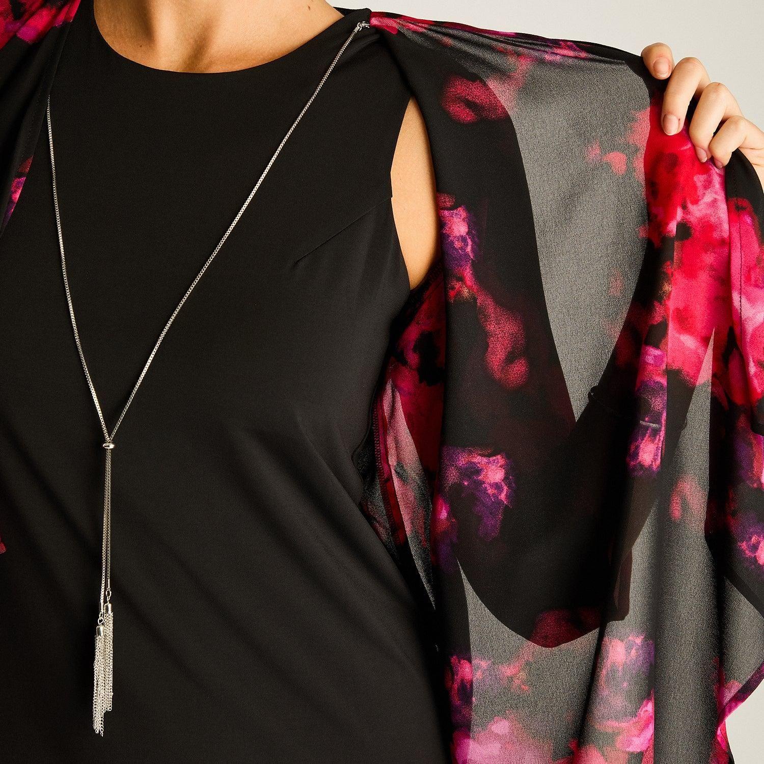 Vestido Corto Negro con Capa Estampada Fiesta Floral-2