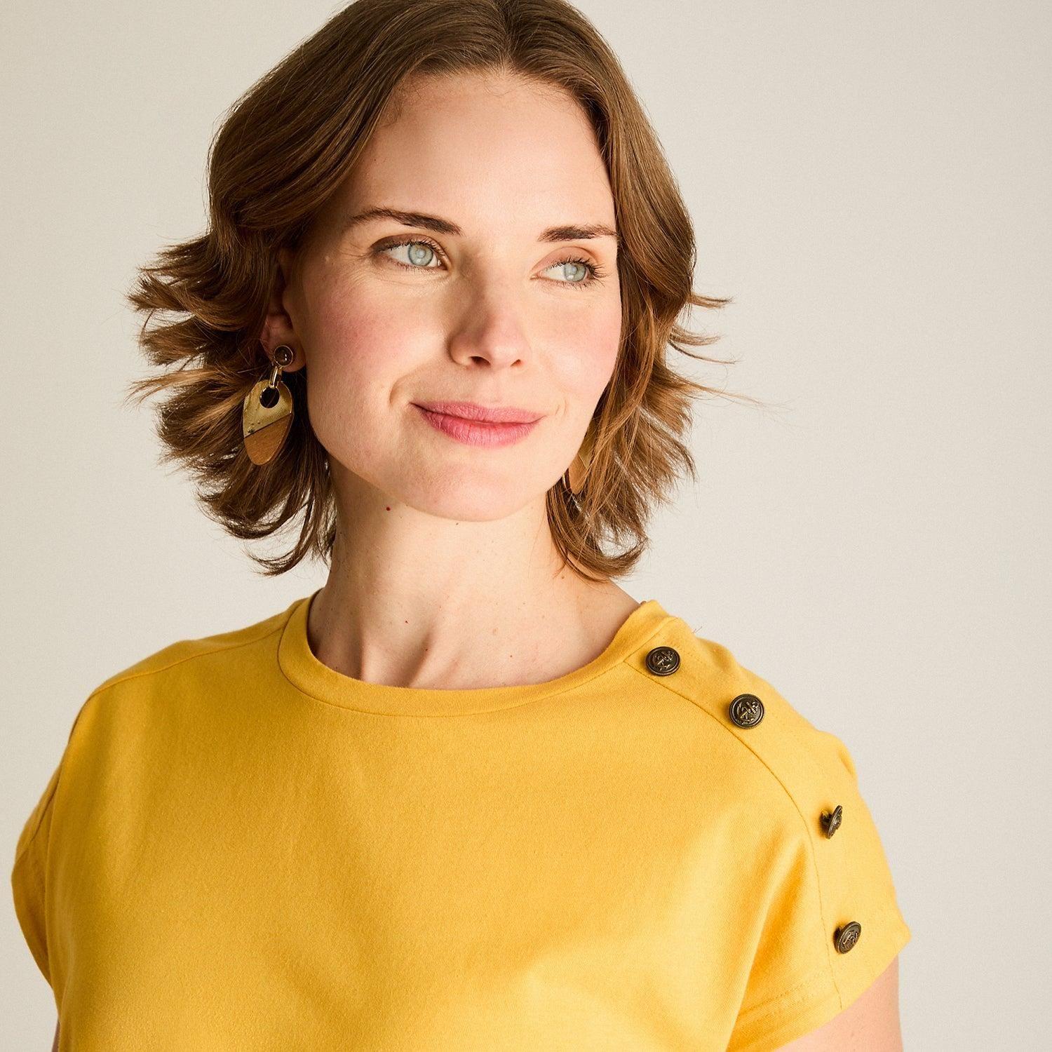 Polera Mostaza con Botones Decorativos en Hombro-2