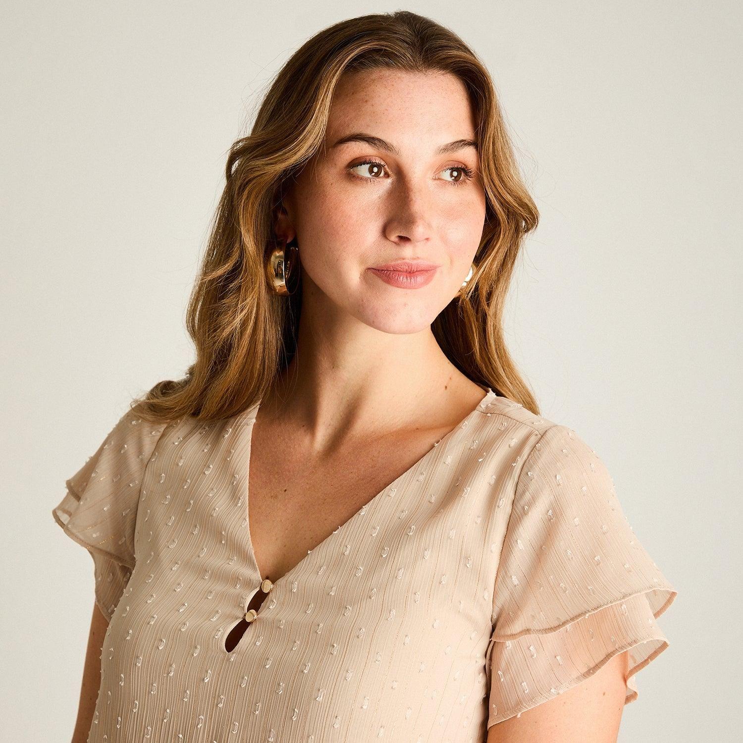 Blusa Beige Manga Corta con Detalle en Escote-2