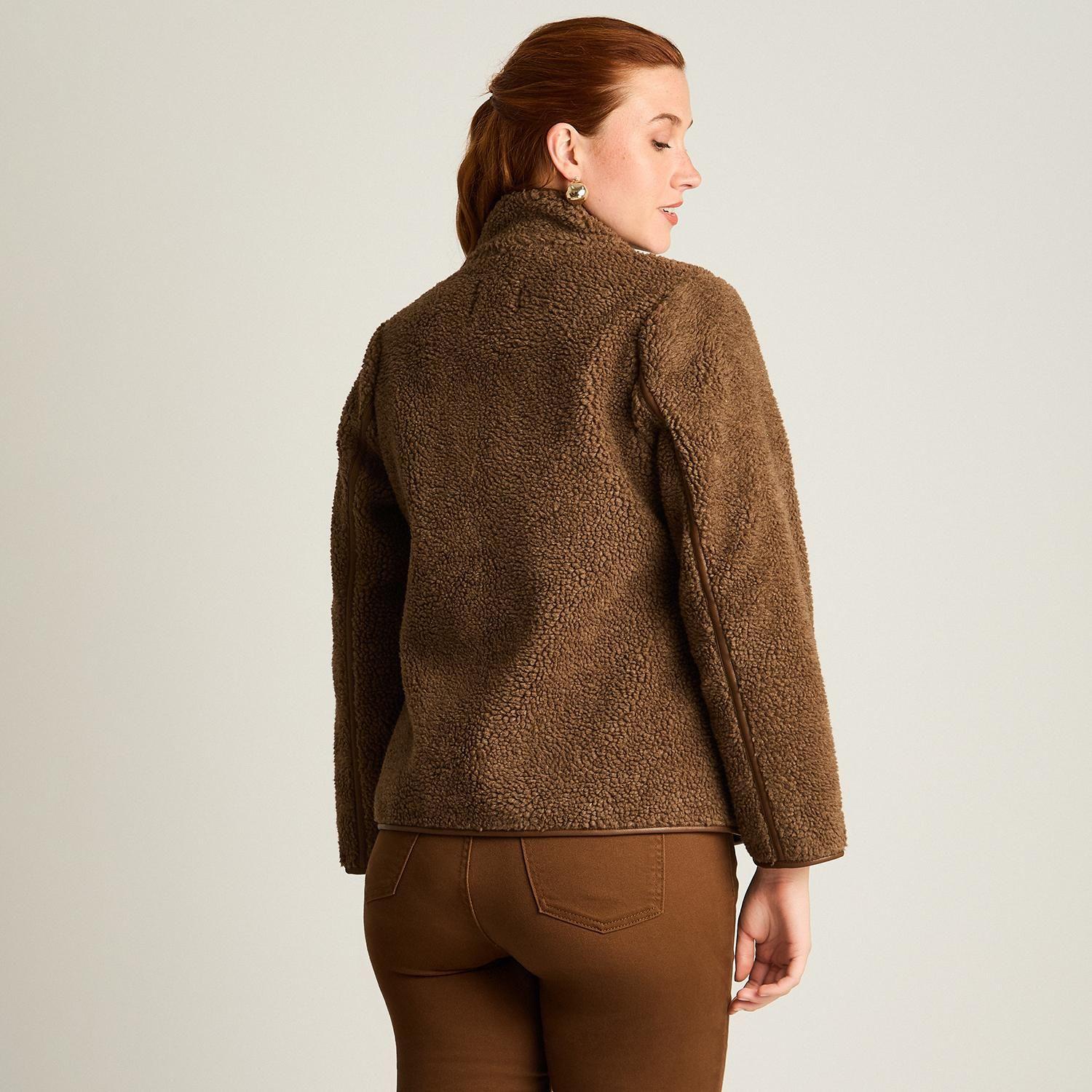 Chaqueta Café de Sherpa con Botones y Detalles en Ecocuero-1