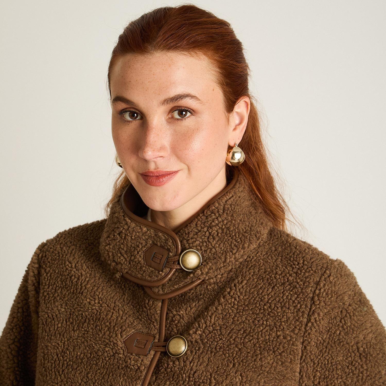 Chaqueta Café de Sherpa con Botones y Detalles en Ecocuero-2
